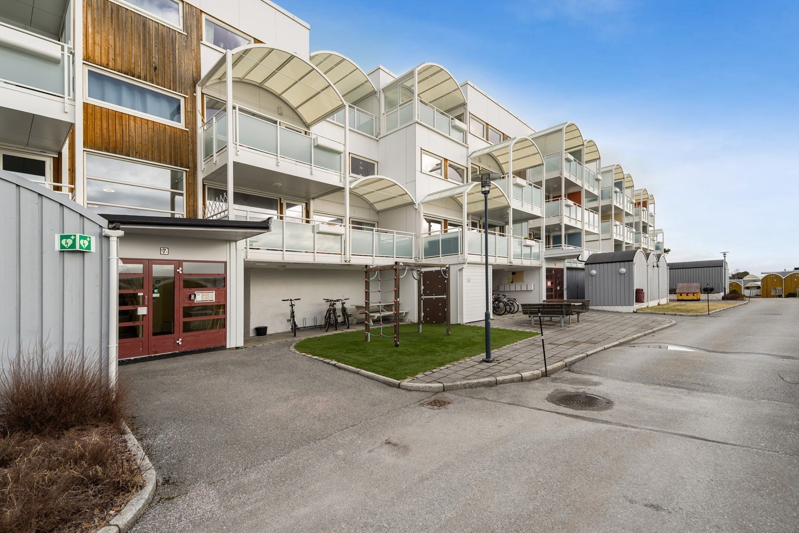 Skrenten er et populært borettslag i Molde, og byr på sørvendte balkonger med svært gode solforhold. Galleribilde