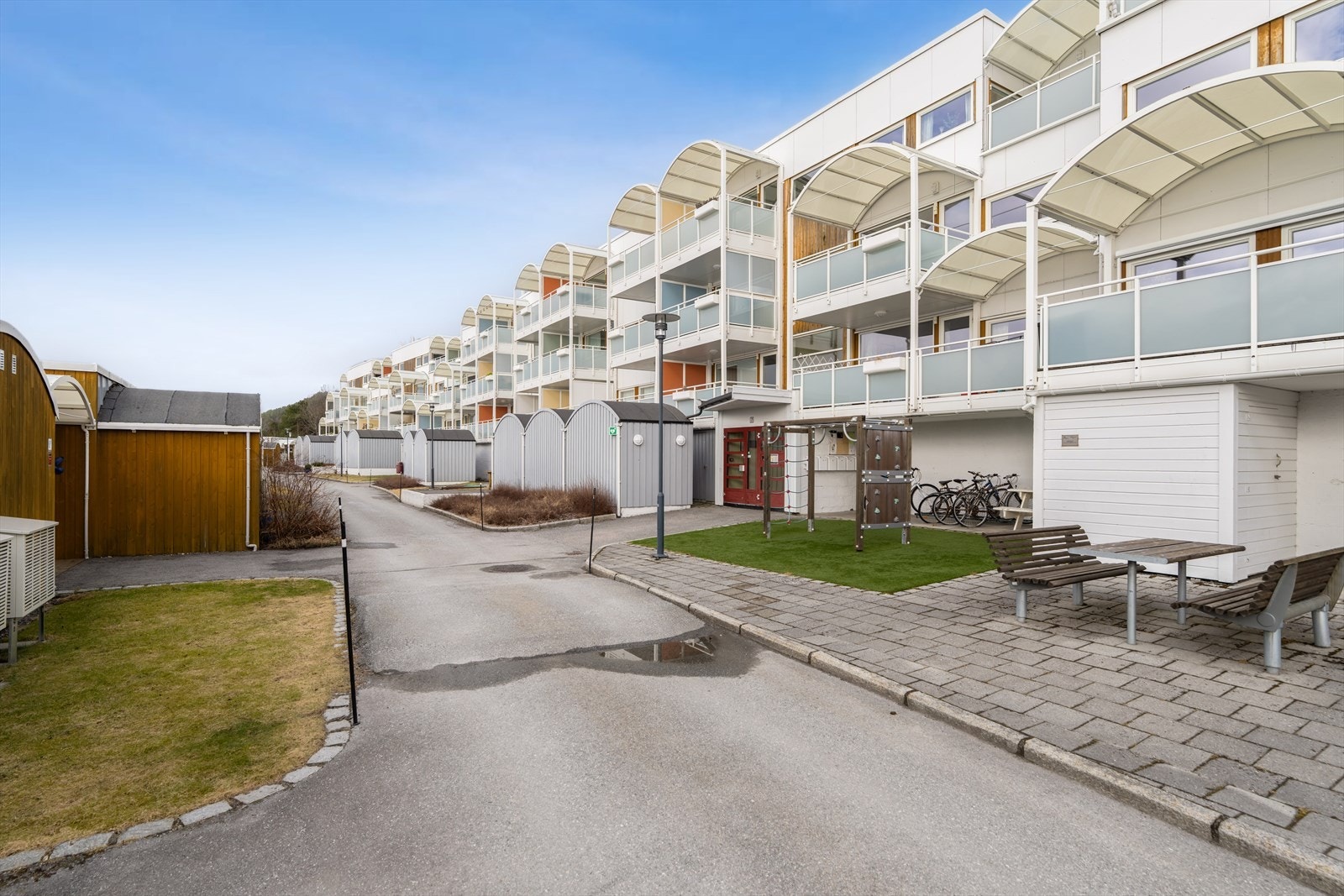 Borettslaget er oppgradert i løpet av de siste årene og har innbydende uteområder som beboerne kan nyte. Galleribilde