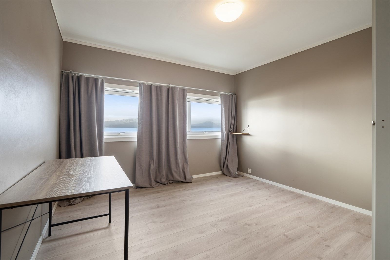 Romslig soverom med god plass til dobbeltseng, garderobeskap og skrivepult. Galleribilde