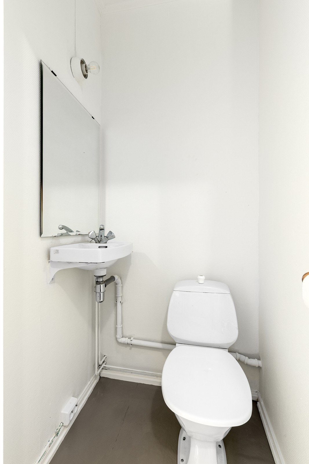 Toalettrommet er praktisk plassert og lett tilgjengelig fra entréen. Galleribilde