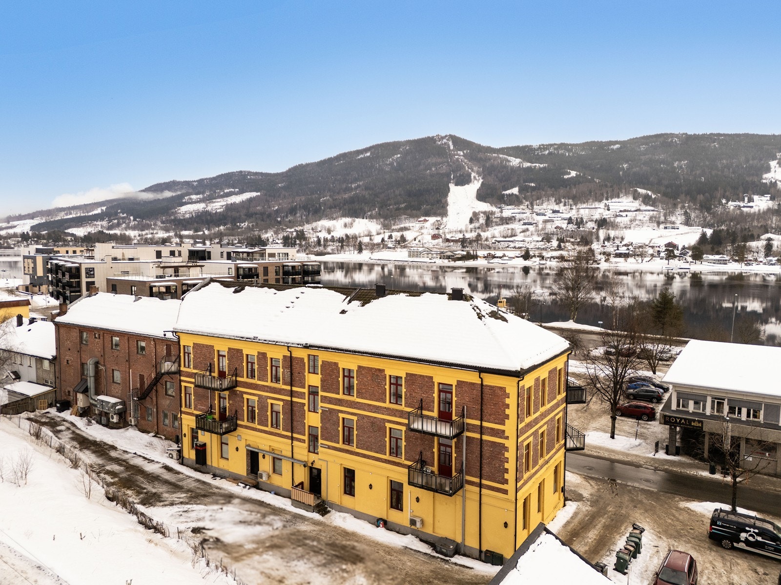 Leiligheten disponerer 1 parkeringsplass i felles bakgård. Galleribilde