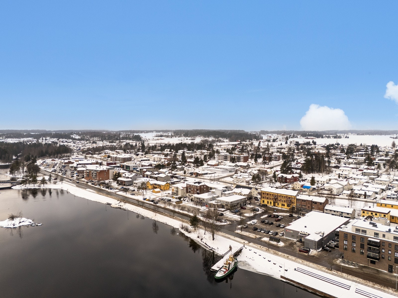 Leiligheten har en svært sentral beliggenhet med gangavstand til butikker, frisør, treningssenter, apotek og vinmonopol. Galleribilde