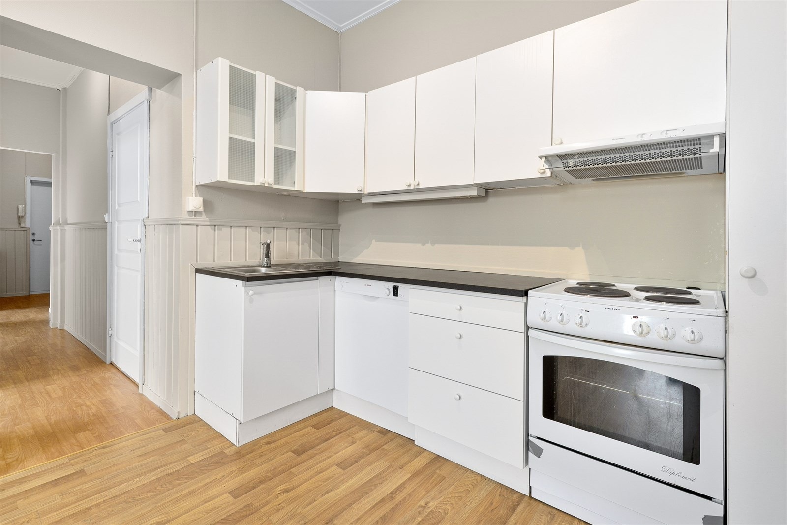 I innredningen er det avsatt plass til oppvaskmaskin, komfyr og nedfelt oppvaskkum. Ventilasjonen skjer via en kjøkkenventilator med kullfilter. Galleribilde