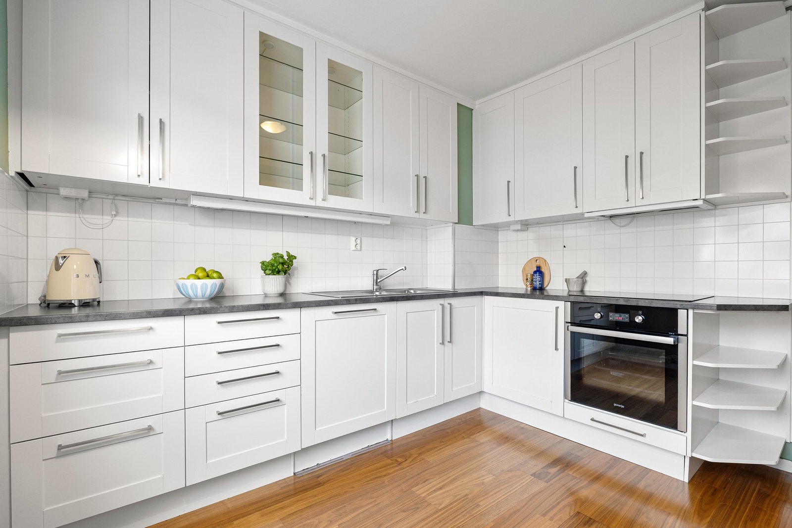 Lyst og fint kjøkken på 10kvm, med god benkeplass Galleribilde