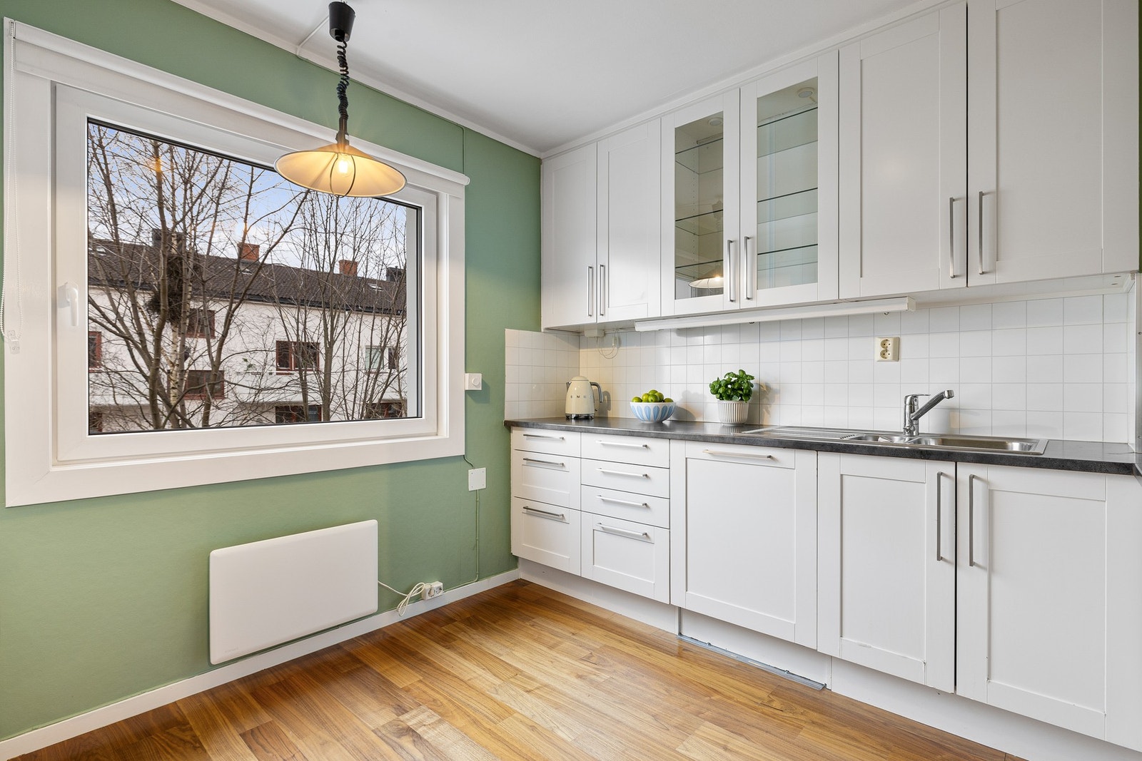 Store vindusflater gir godt med lysinnslipp og god plass til spisebord Galleribilde