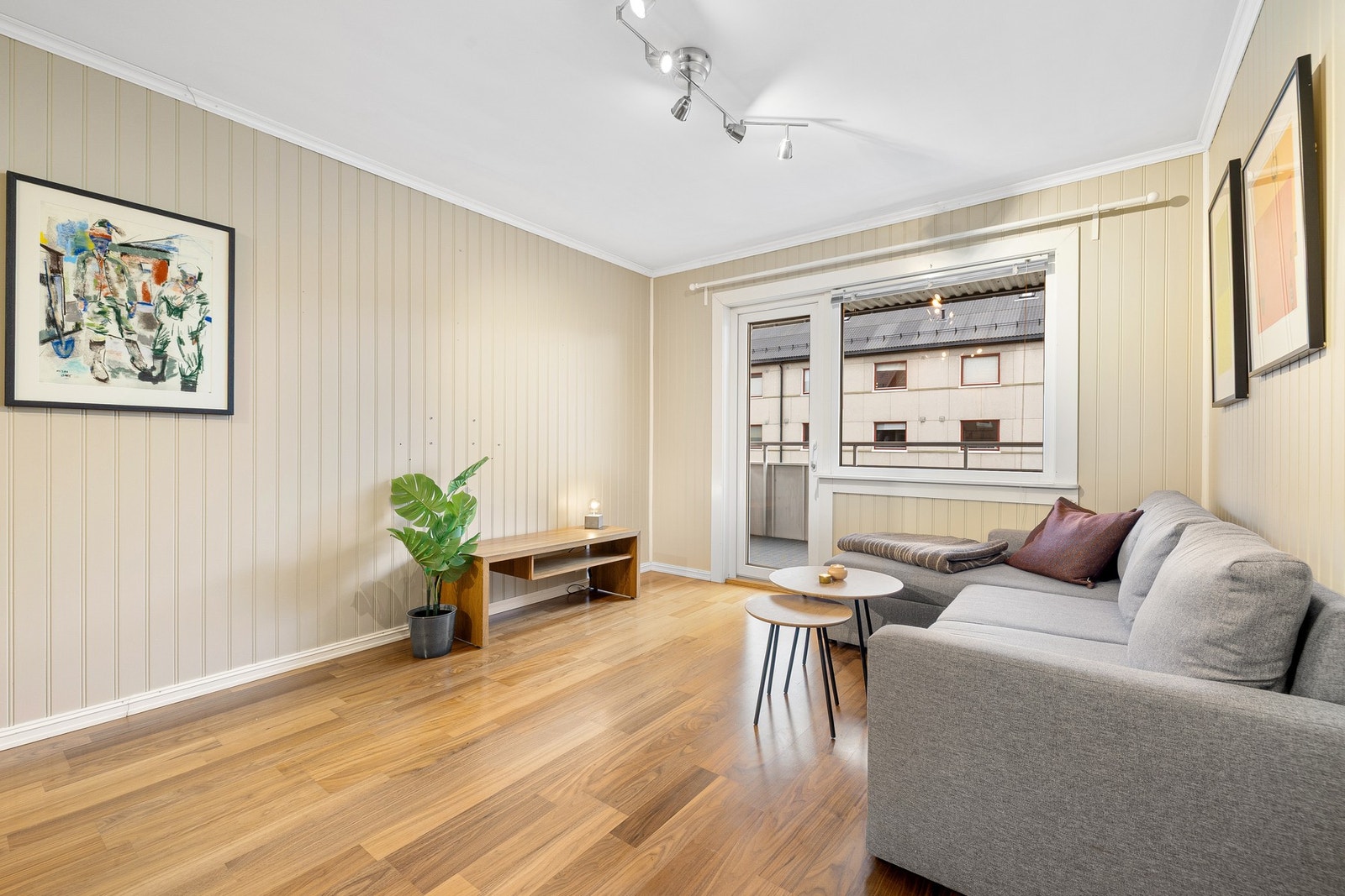 Stuen er på 19 kvm, med naturlig lysinnslipp fra store vindusflater Galleribilde