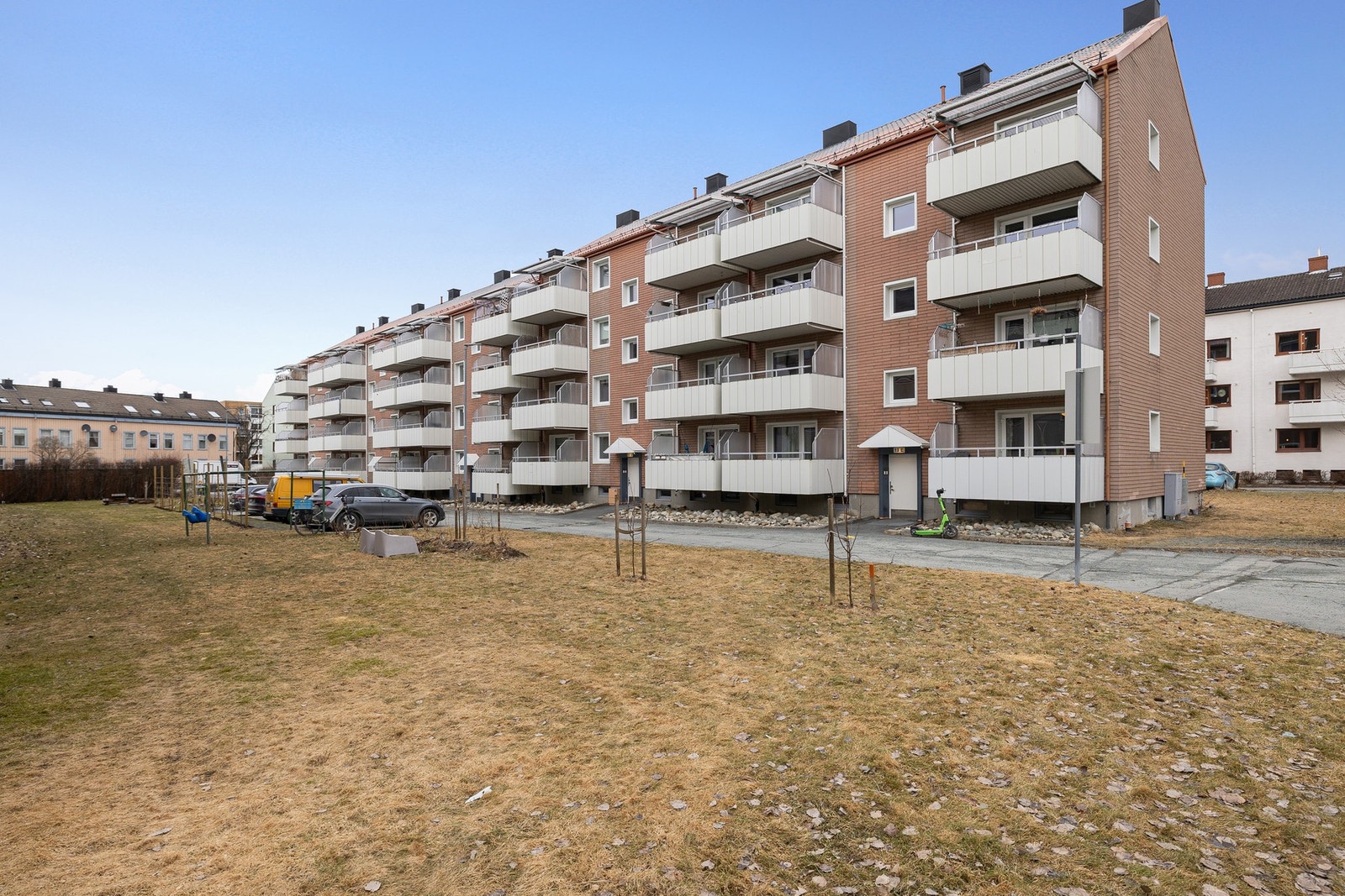 Velholdt gårdsrom og fasade med ryddige omgivelser. Galleribilde