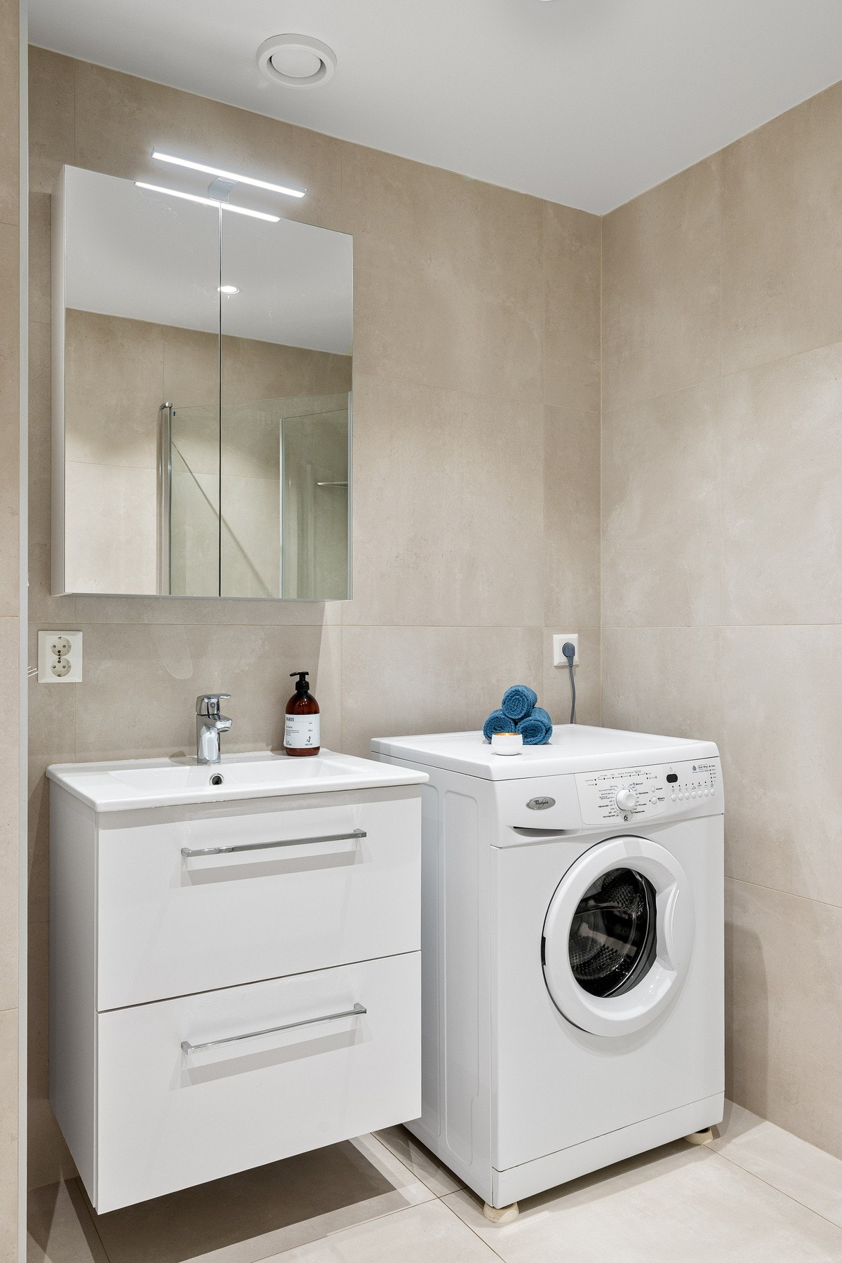 Badet ble renovert i 2023, og har innlagt gulvvarme Galleribilde