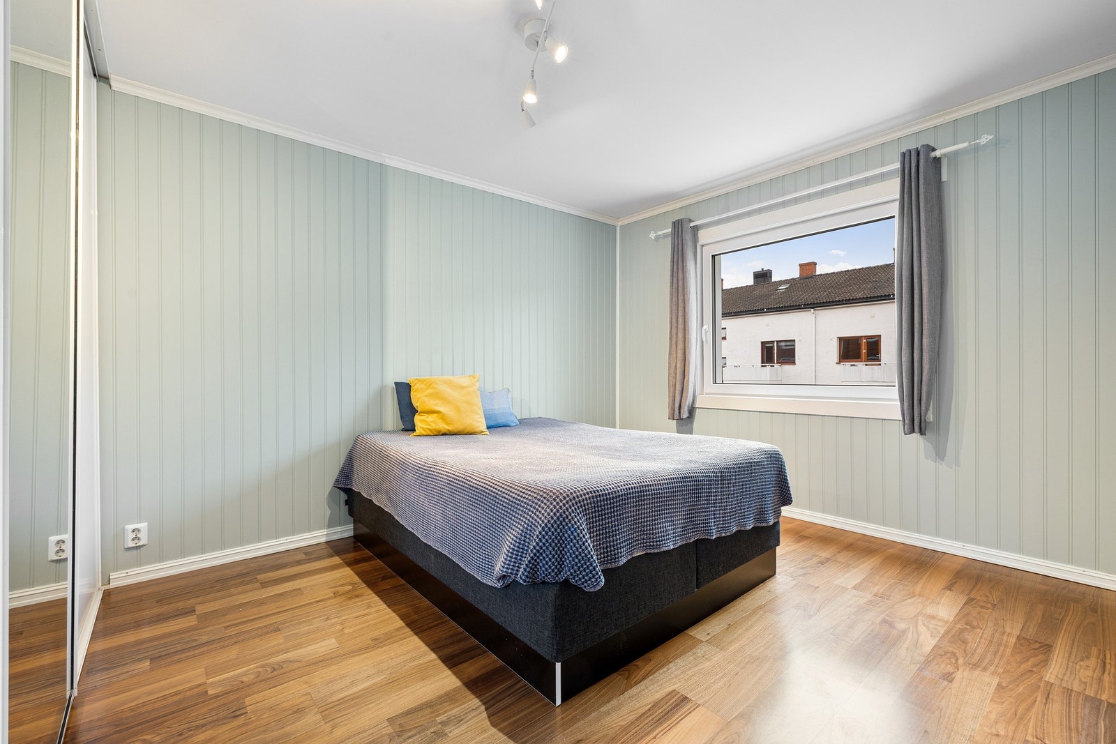 Stort og lyst soverom på hele 14 kvm med mye skapplass Galleribilde