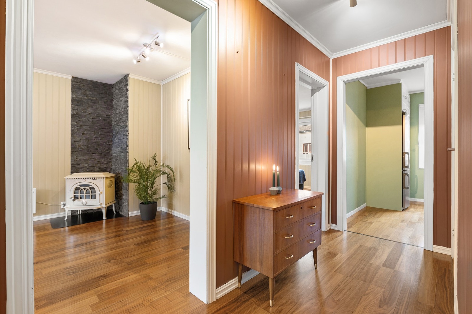 Hyggelig gang med muligheter for oppheng eller oppbevaring Galleribilde