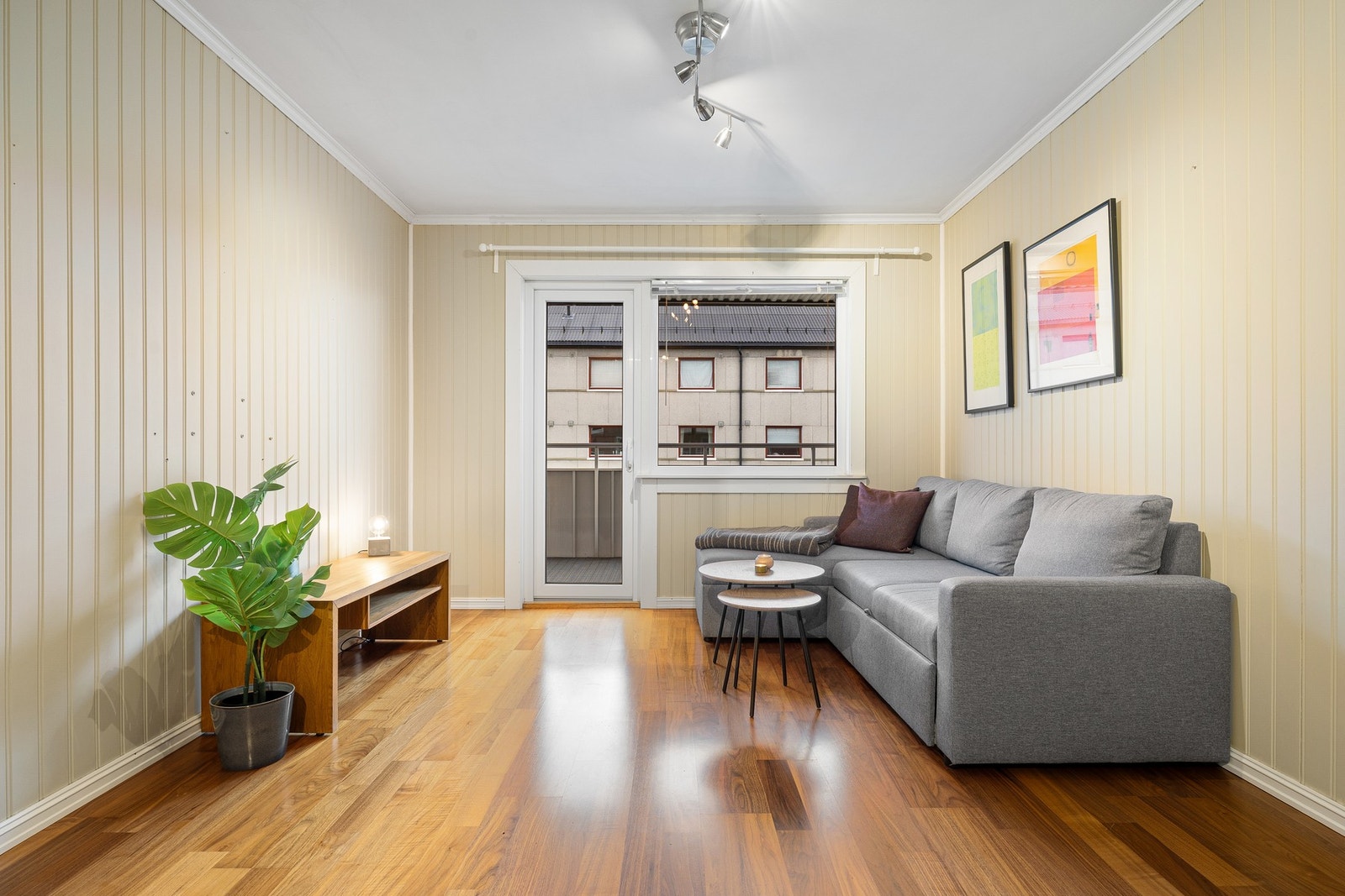 Romslig og lys stue med mange muligheter. Galleribilde