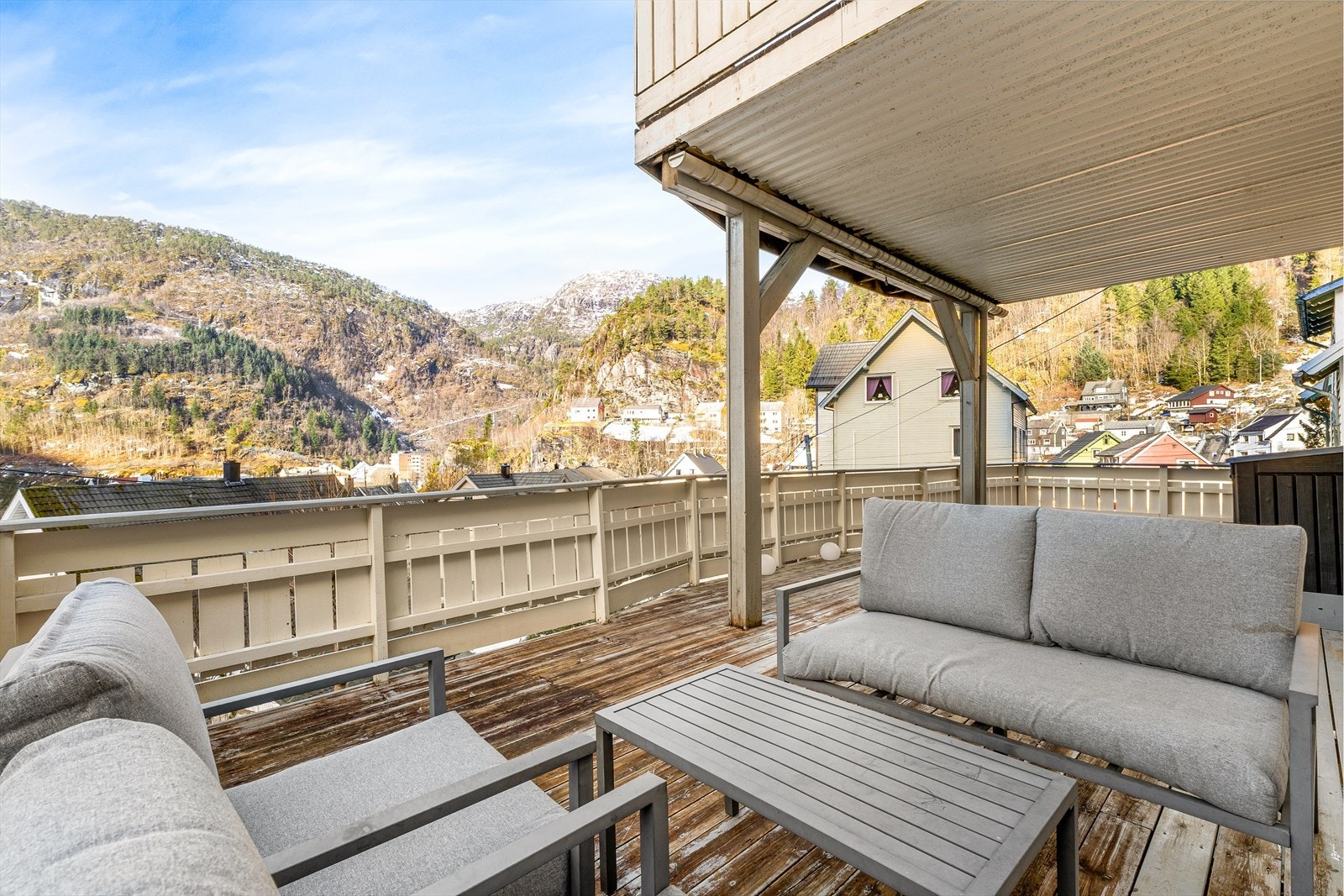 Overbygget terrasse med utgang fra stue. Galleribilde