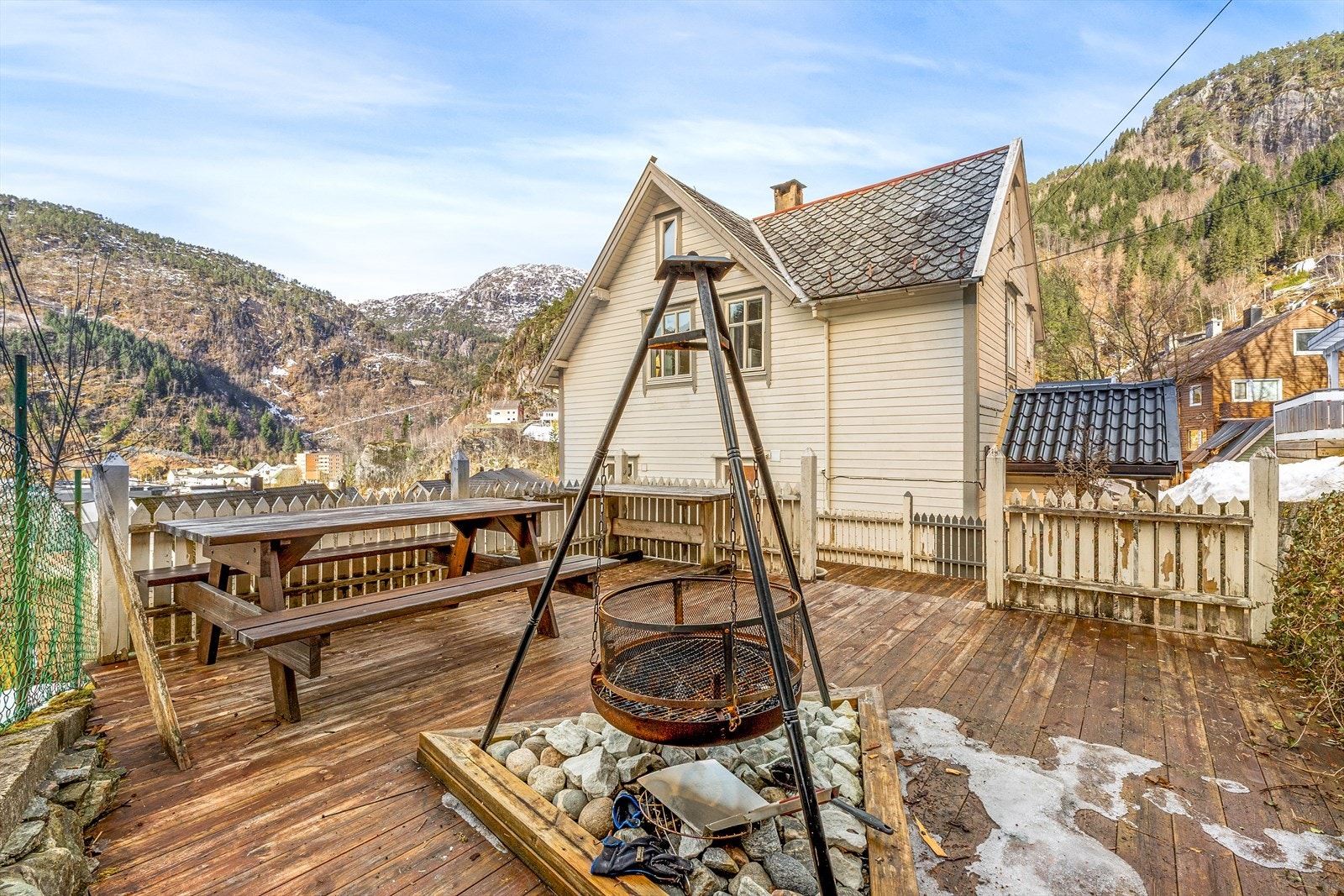 Gode terrasseareal på eiendommen. Galleribilde