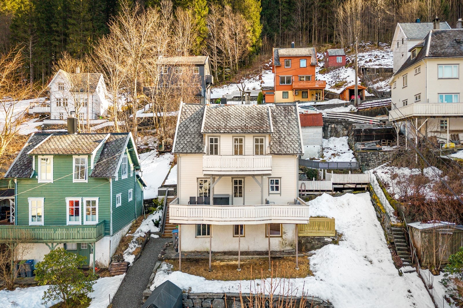Parkering for flere biler rett nedenfor boligen. Galleribilde