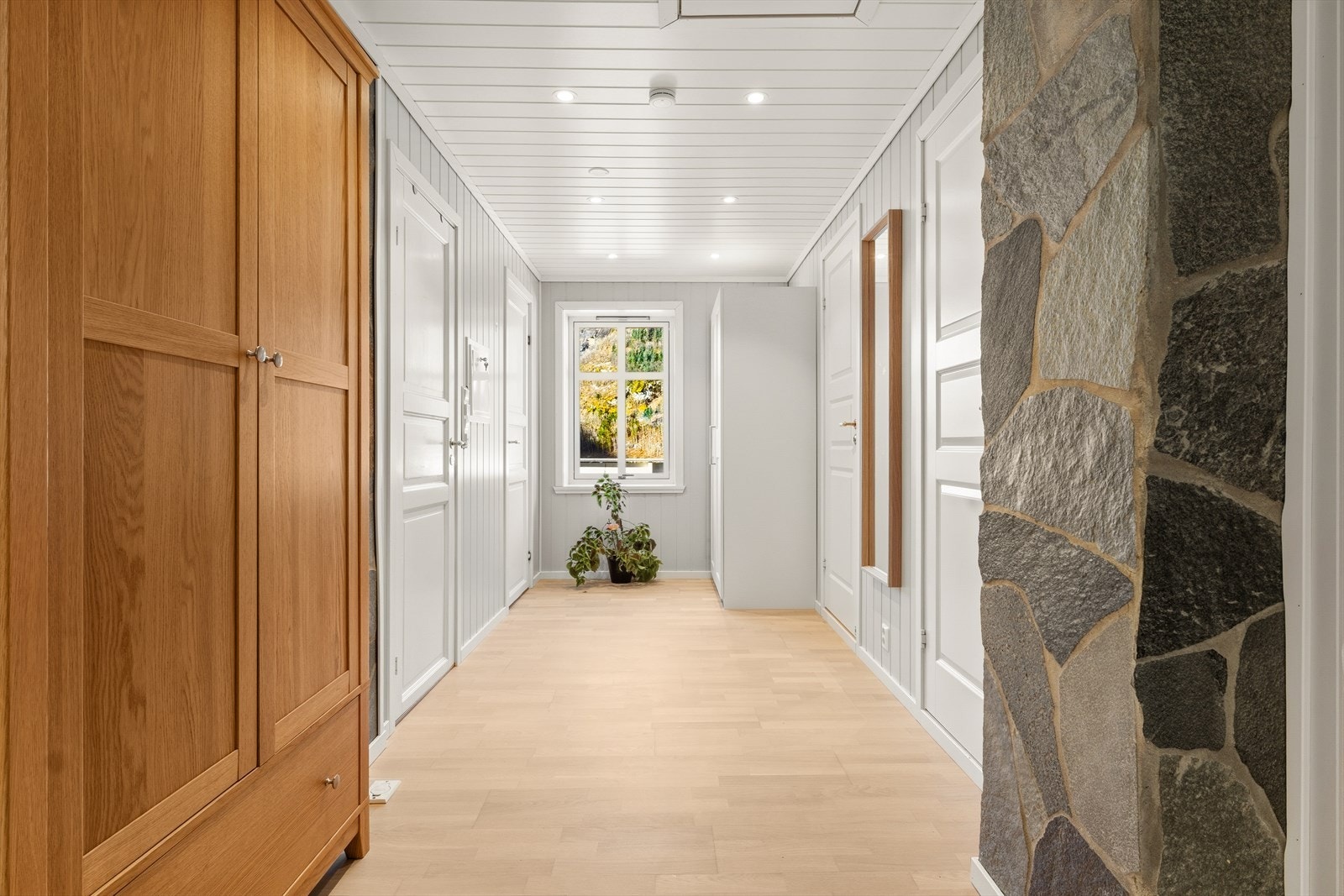 Lyse overflater og downlights Galleribilde