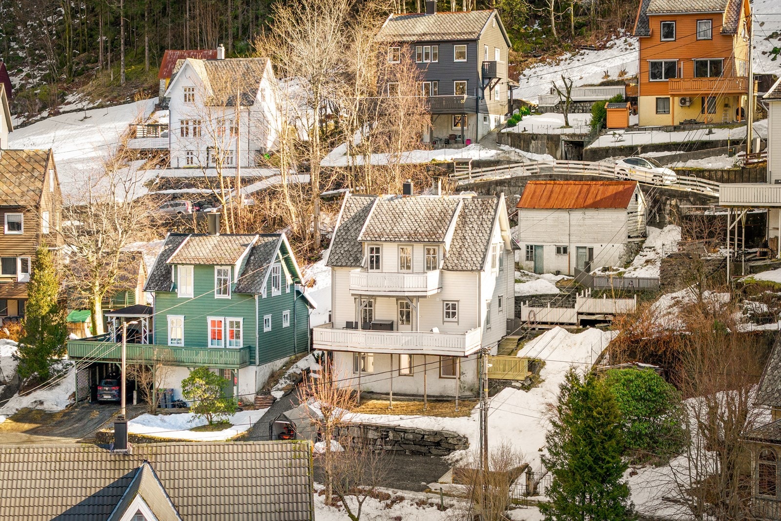 Stor enebolig over 3 plan med uthus. Galleribilde