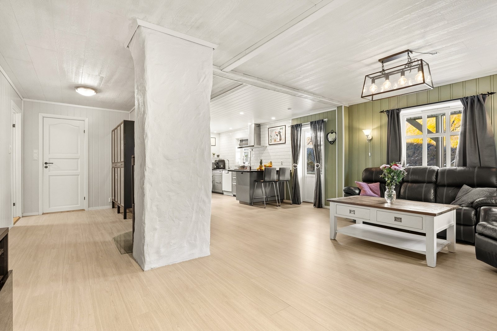 Lys og romslig stue. Galleribilde