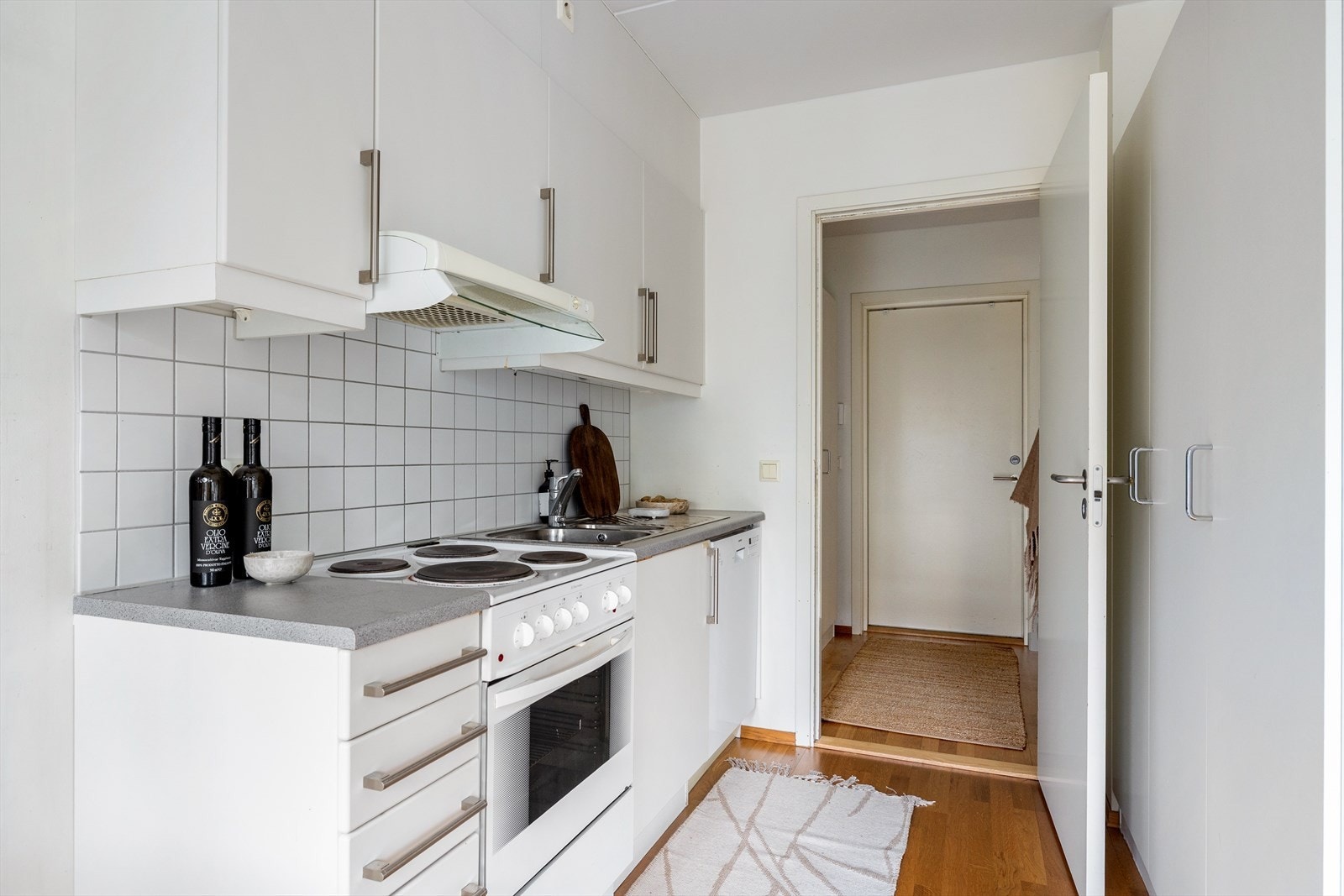 Hvitevarer medfølger. Det er tilrettelagt for oppvaskmaskin (overleveres uten kjøleskap). Galleribilde