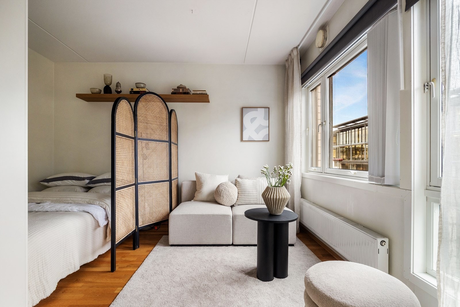 Oppvarming skjer via radiator tilknyttet fjernvarme. Galleribilde