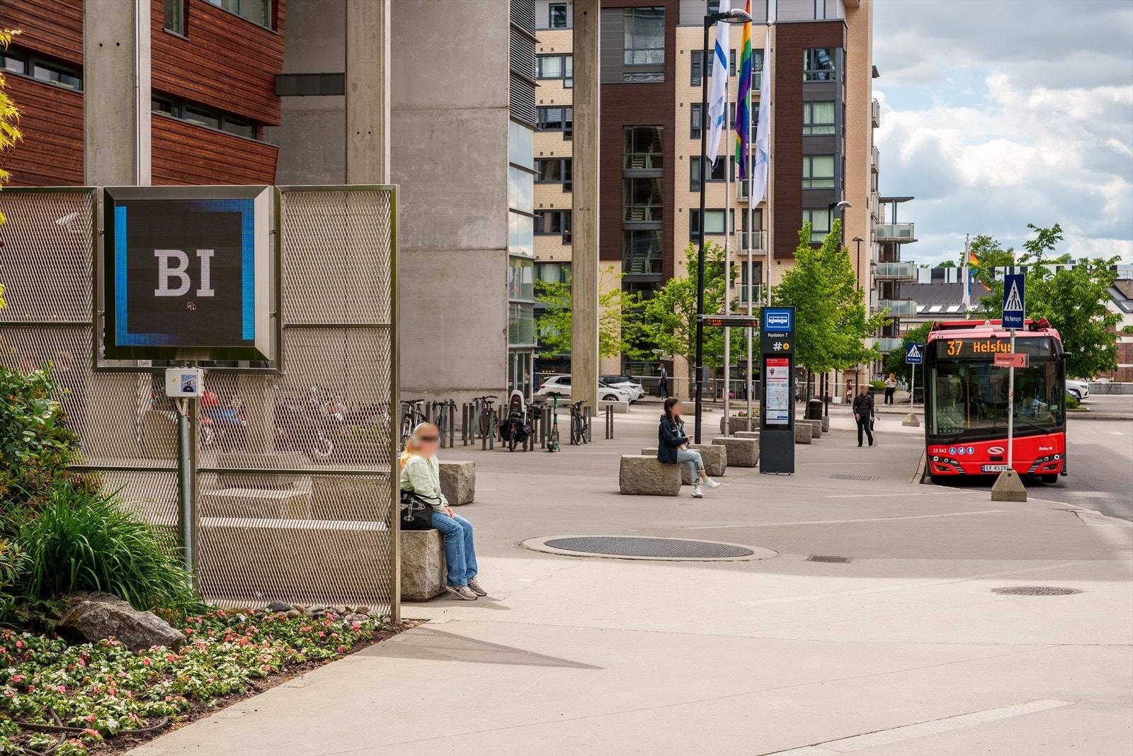 Handelshøyskolen BI ligger rett i nærheten. Busslinje 37 stopper like utenfor og tar deg effektivt gjennom byen. Galleribilde