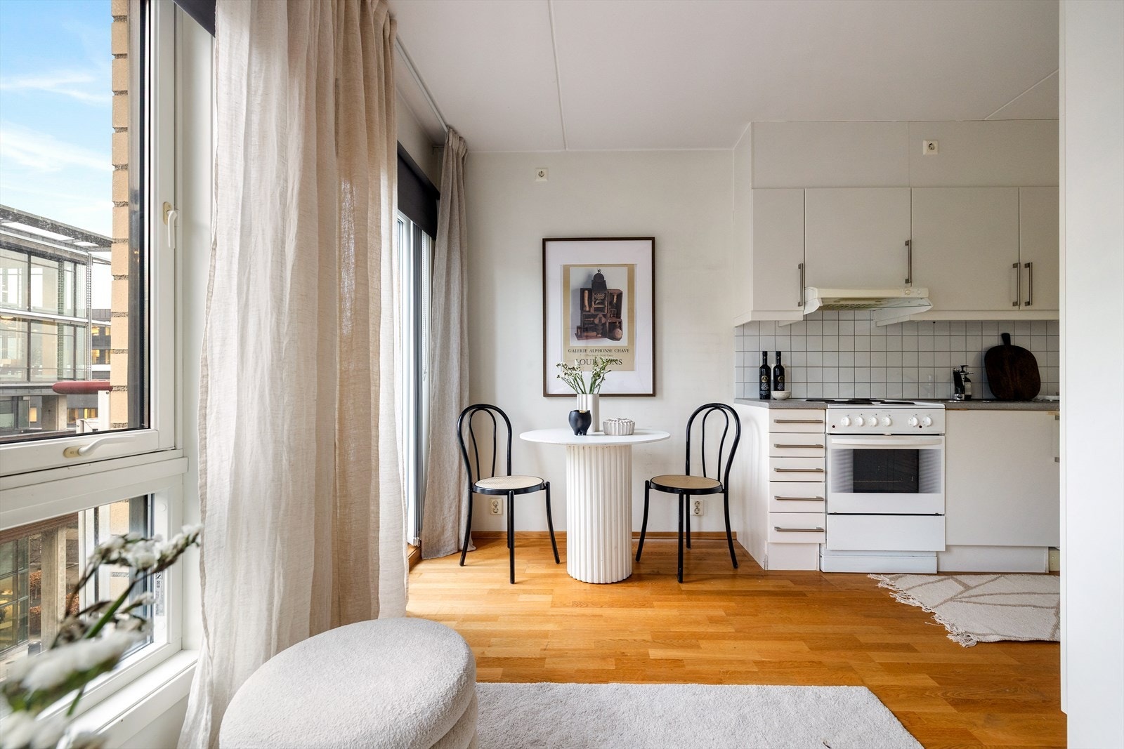 Det er plass til en hyggelig spiseplass i overgangen mellom kjøkken og stue. Galleribilde