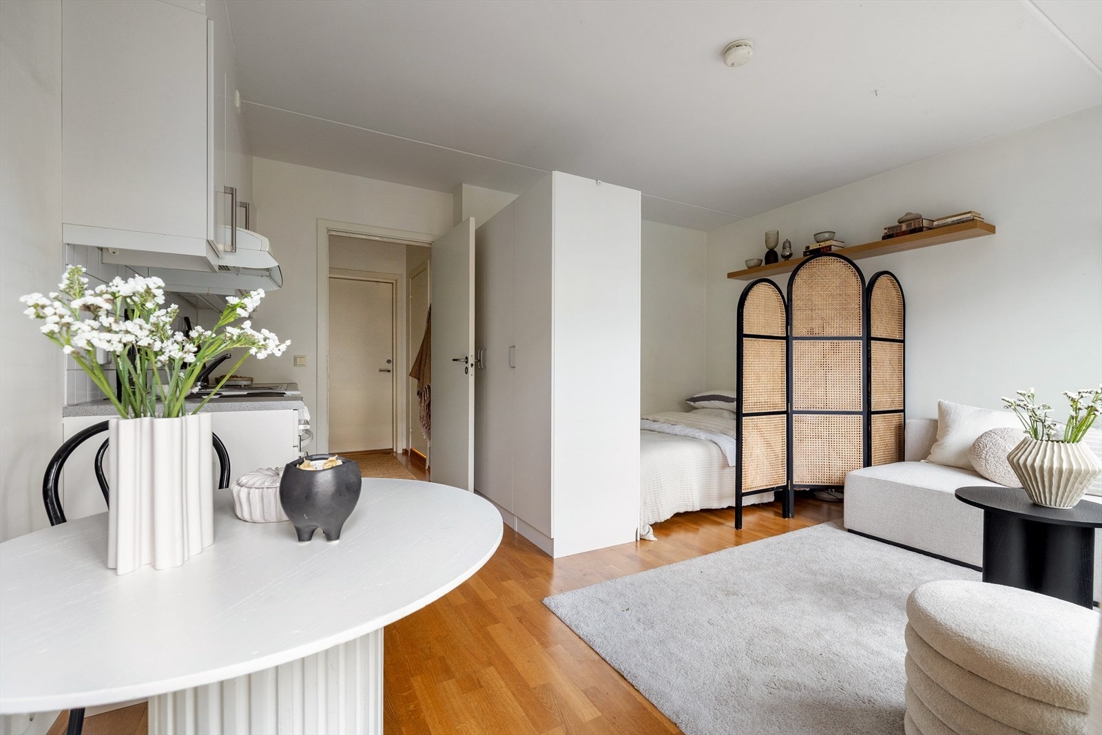 Den smarte rominndelingen gir en naturlig og skjermet plass for sengen. Galleribilde