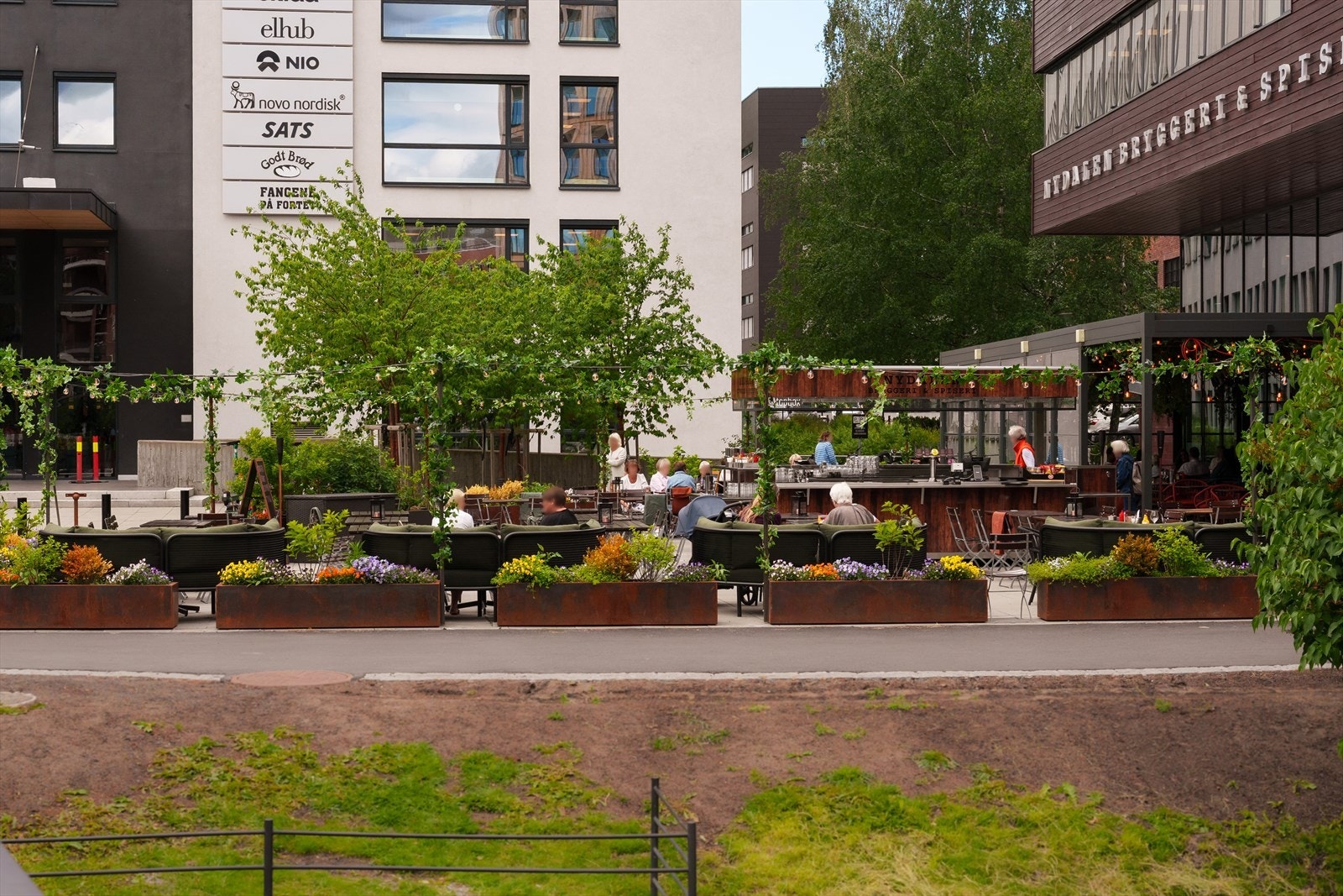 Området har fått flere nye møteplasser, inkludert spennende restaurantkonsepter med uteservering. Bilde av Nydalen Bryggeri & Spiseri. Galleribilde