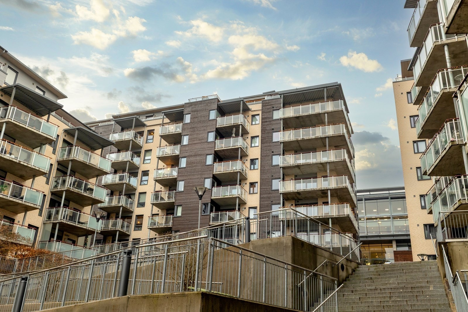 Sameiet har velholdte fellesarealer med sittebenker, beplantning og lekeareal. Galleribilde