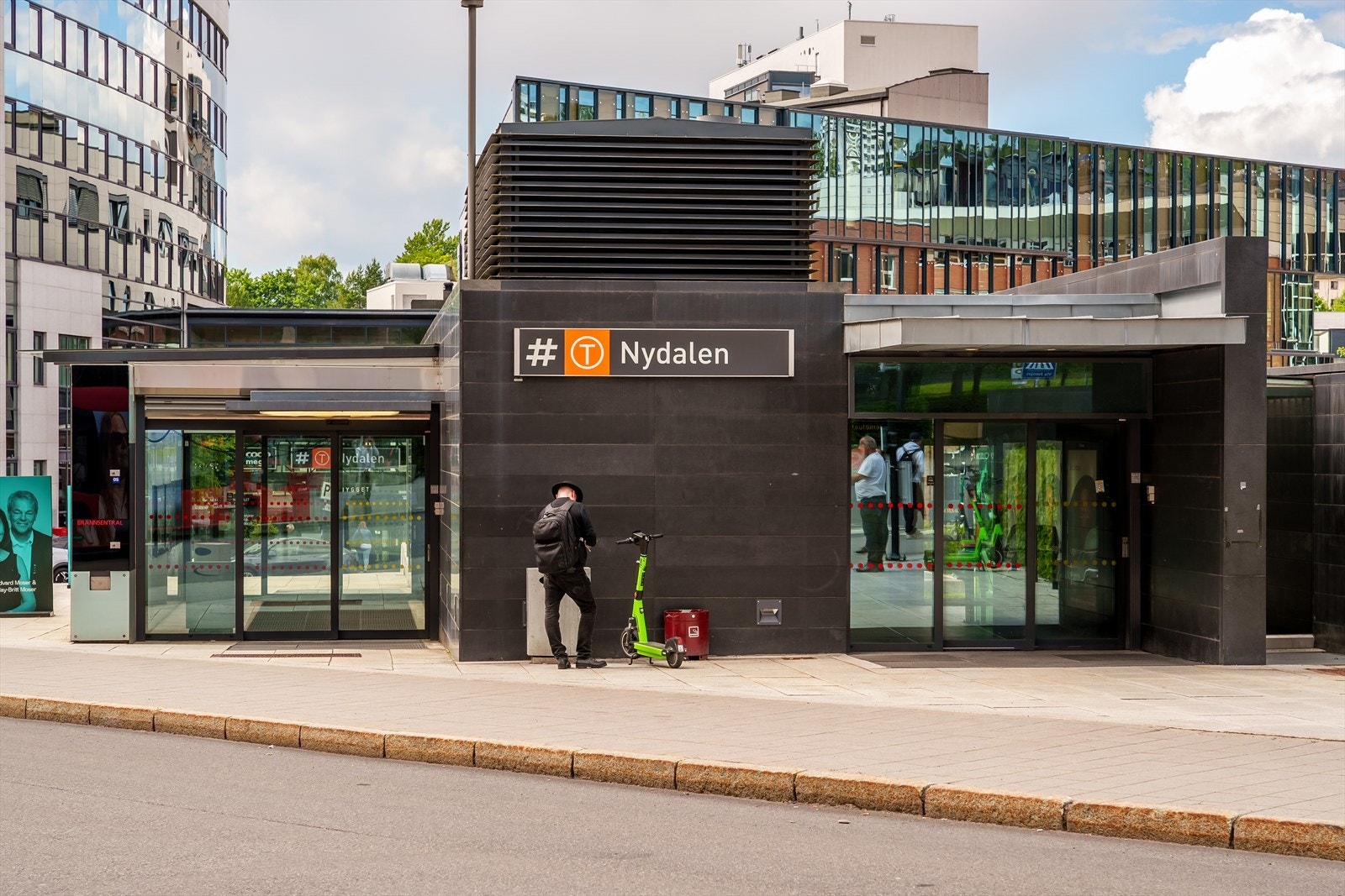 Nydalen er et kollektivknutepunkt. T-banestasjonen ligger kun fire minutters gange unna, med linje 4 og 5. Galleribilde