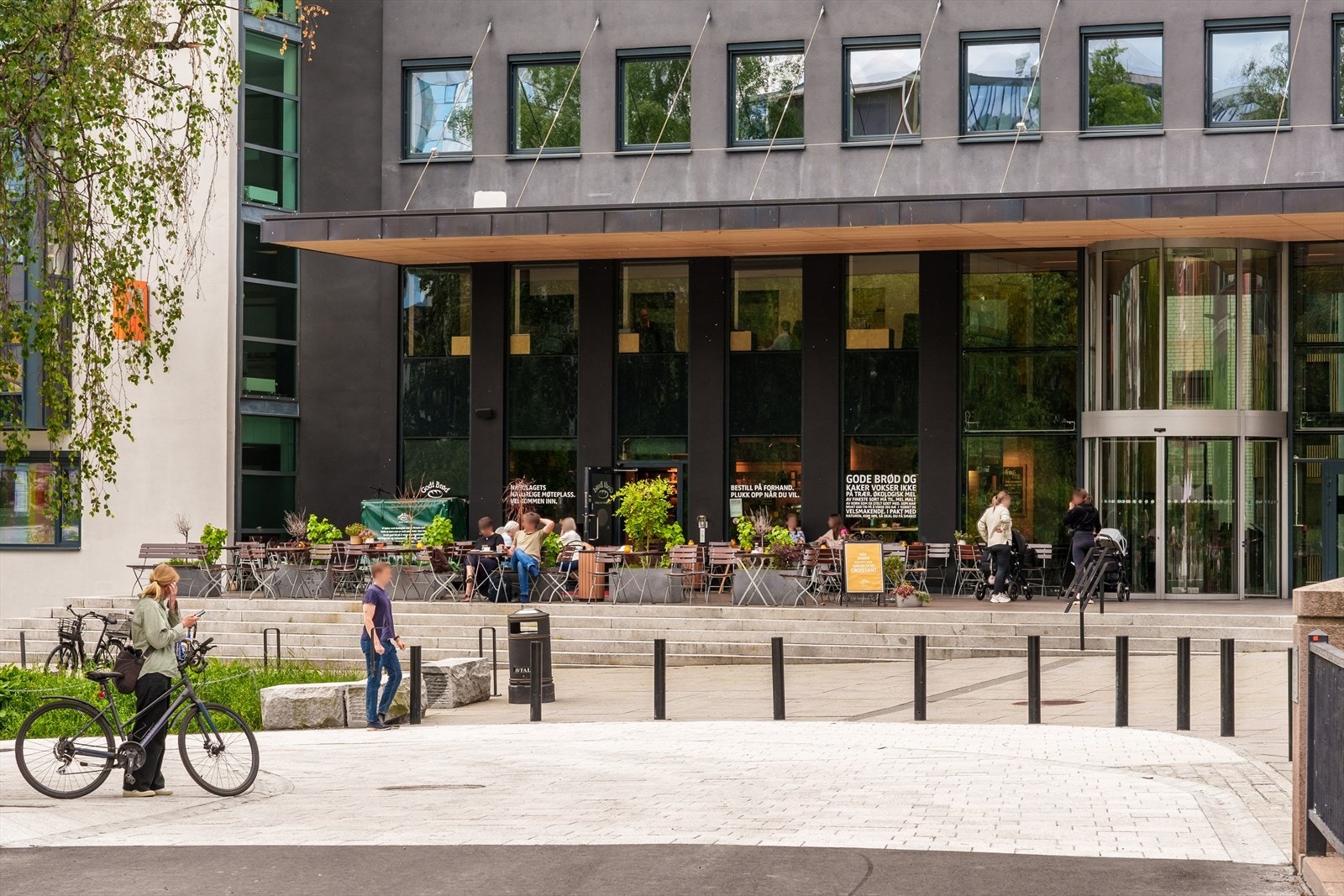 Dagligvarehandelen kan gjøres hos blant annet Coop Mega og Rema 1000, i tillegg til flere bakerier og kafeer. Galleribilde