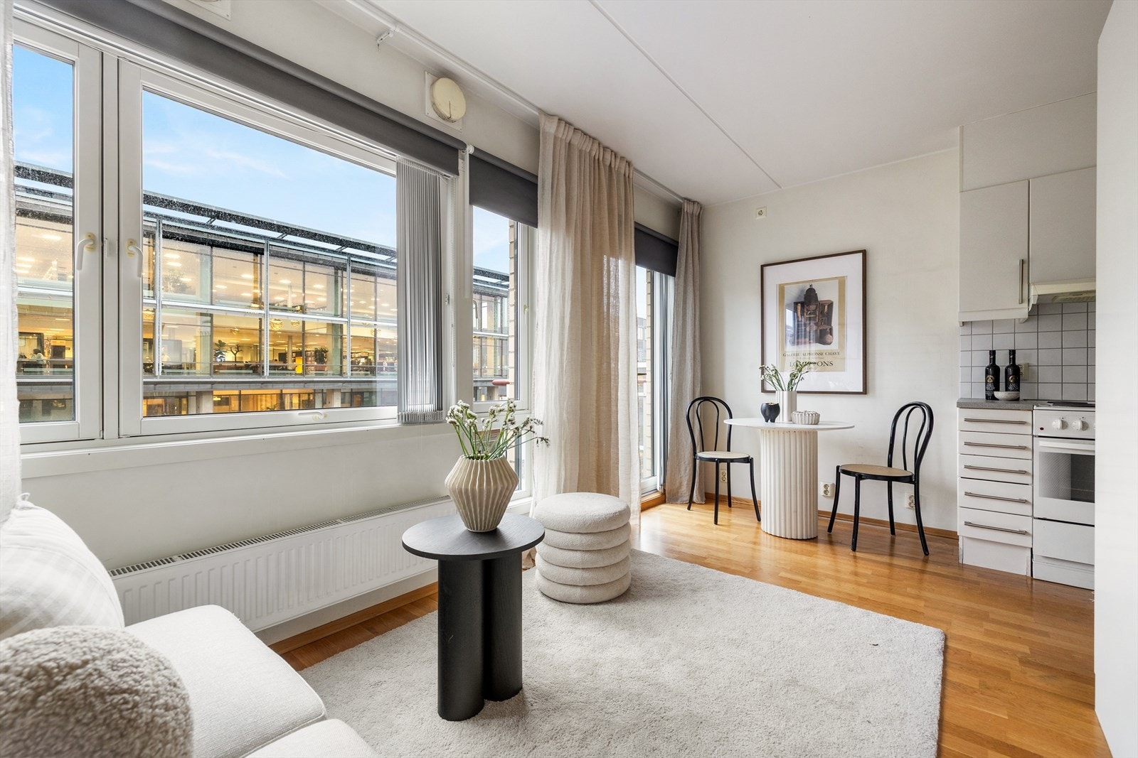 Leiligheten har en lys, åpen og sosial planløsning med gjennomgående 3-stavs eikeparkett og en takhøyde på 2,51 meter. Galleribilde