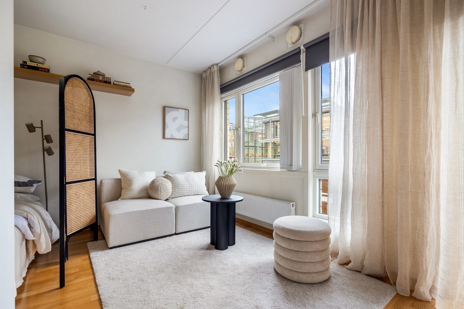 Store vindusflater med 2-lags isolerglass fra 2006 slipper inn rikelig med dagslys. Galleribilde