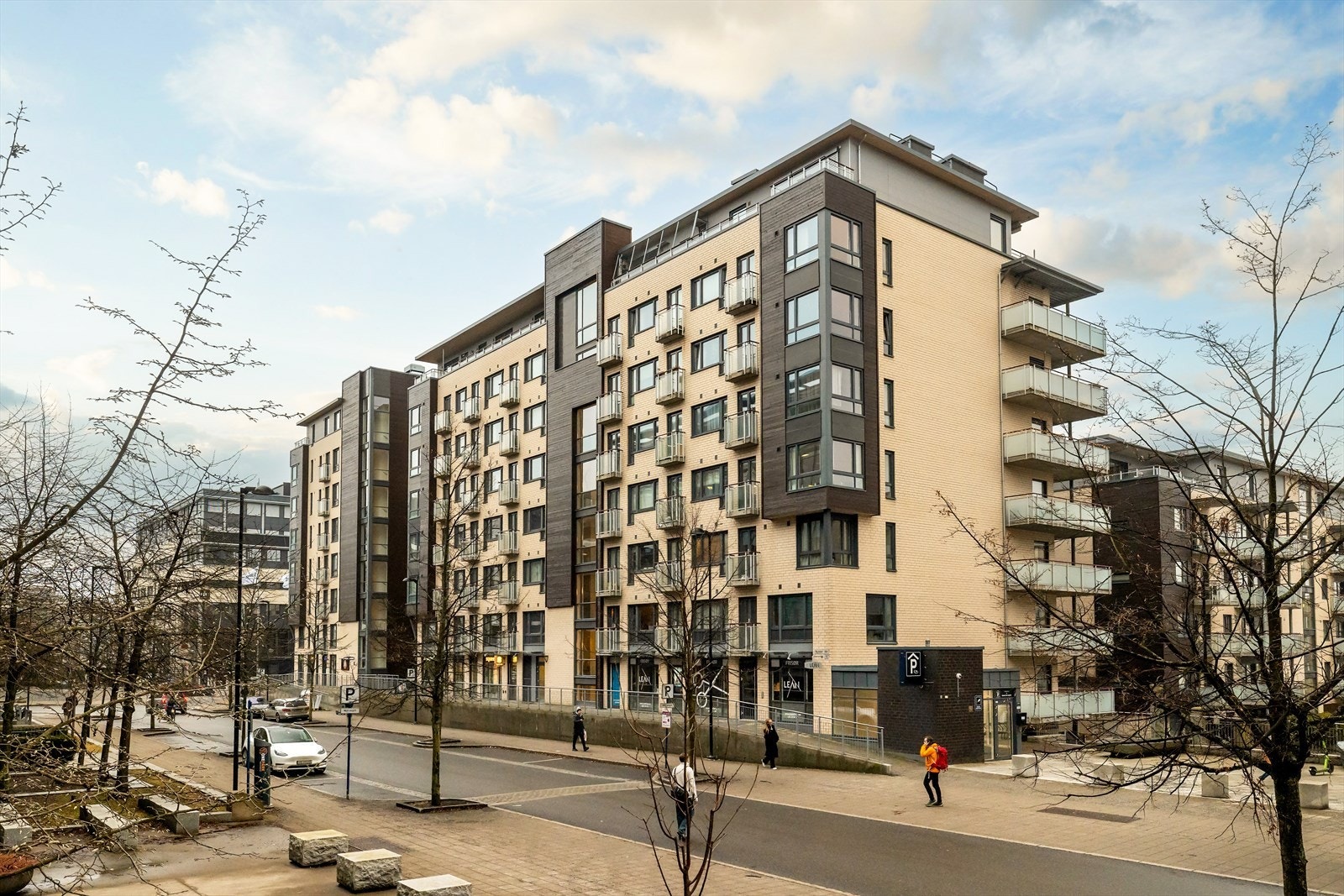 Bygget har en moderne fasade med teglstein og heis til alle etasjer. Galleribilde