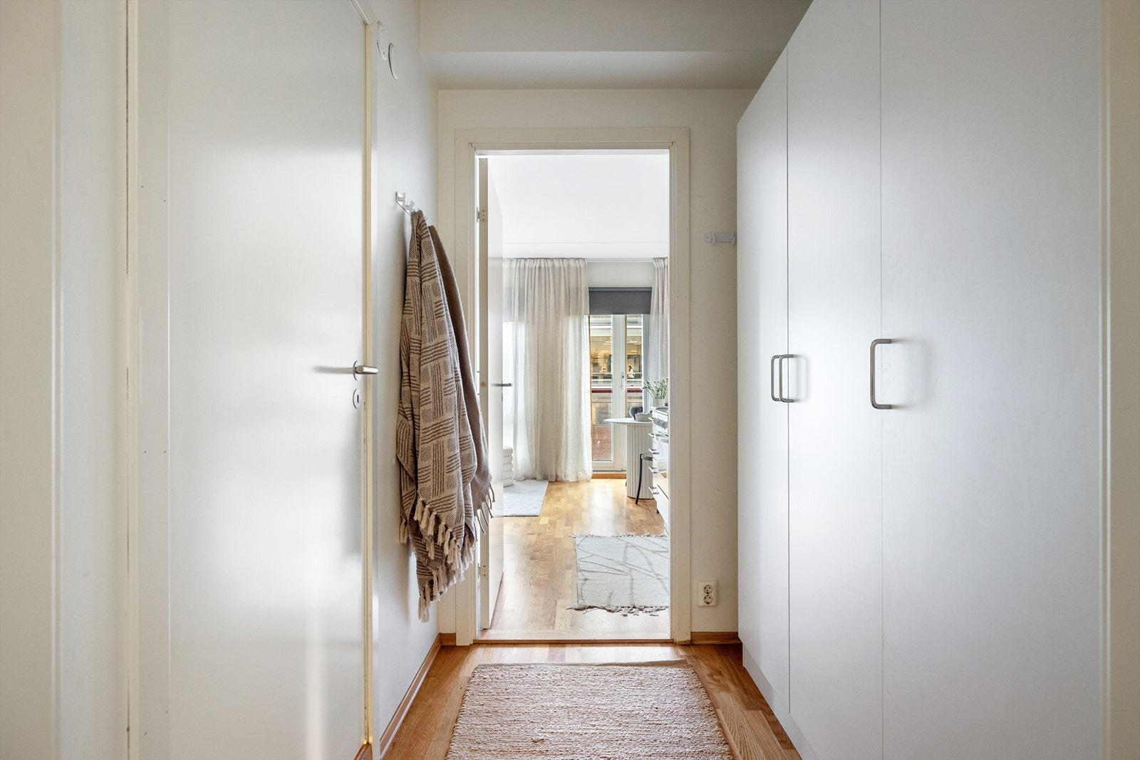 Lys og innbydende entré med gode oppbevaringsmuligheter i romslig garderobeløsning. Galleribilde