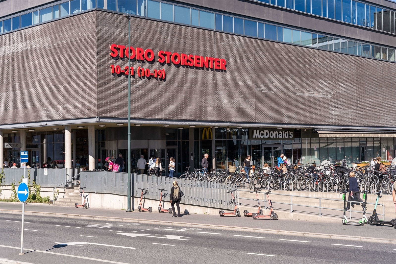 I gangavstand finner du Storo Storsenter, et av Norges største kjøpesentre med over 130 butikker og ODEON kino. Galleribilde