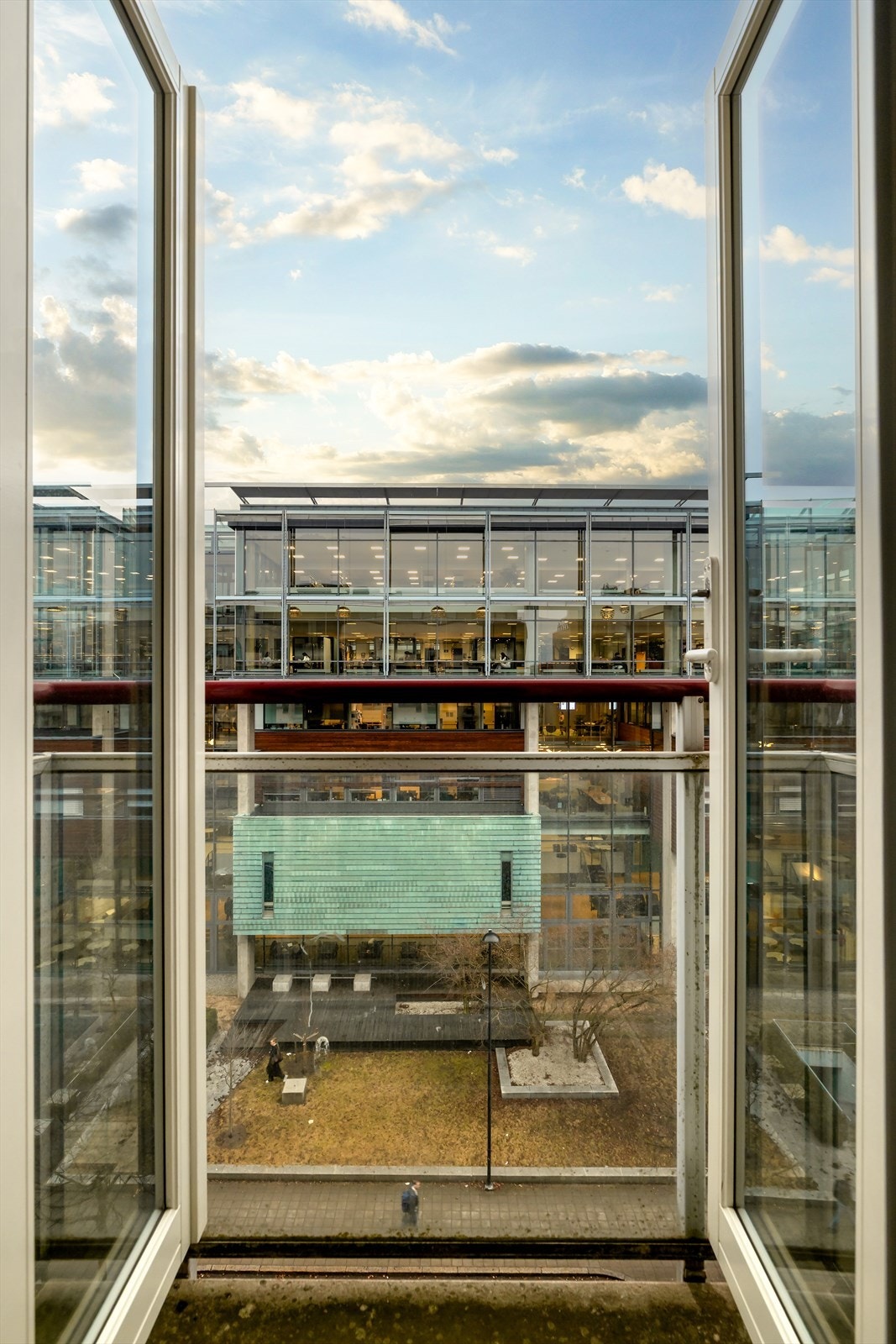 Luftebalkongen nås via en tofløyet dør som åpner opp rommet og skaper en lys og luftig overgang mellom inne og ute. Galleribilde