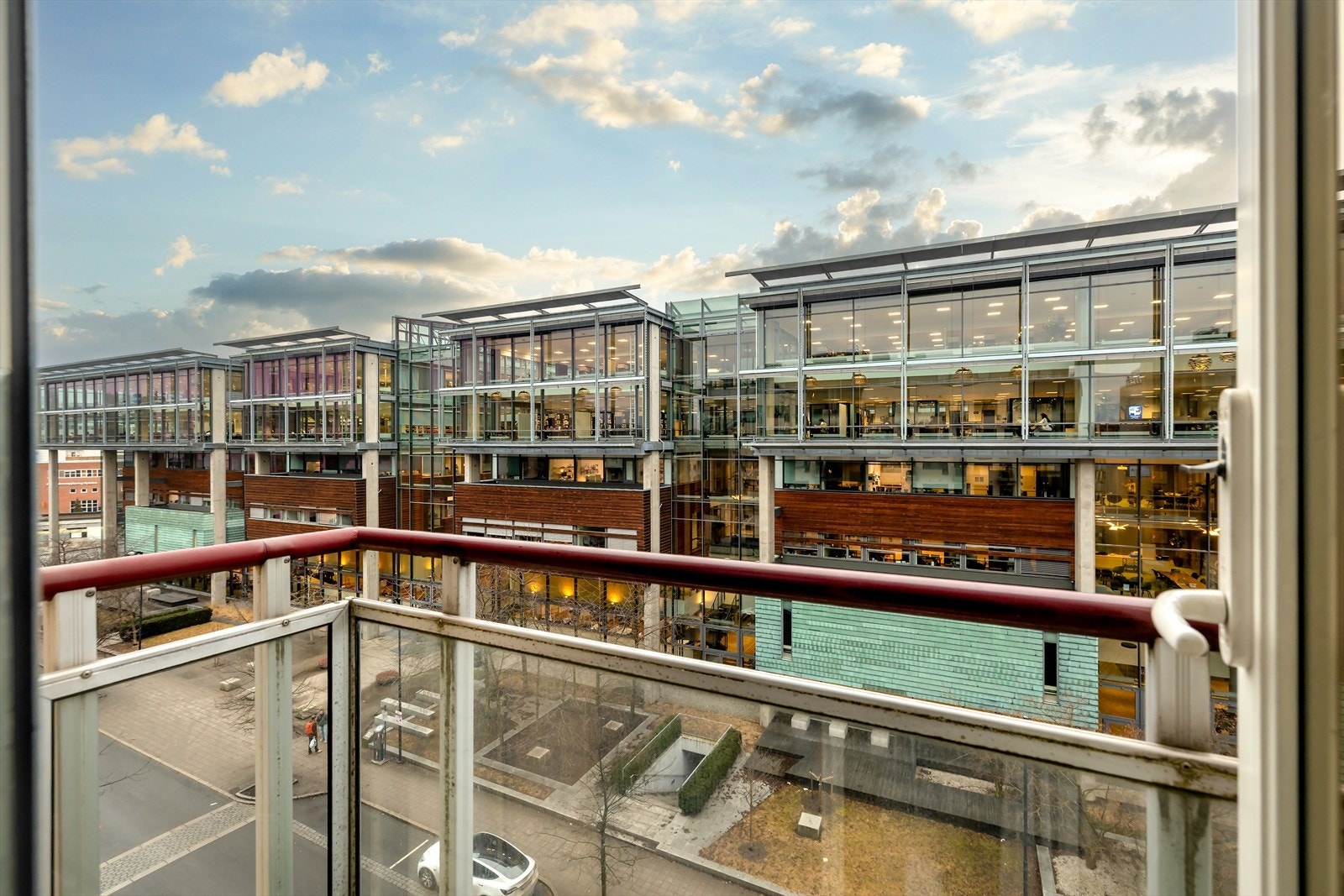 Fra oppholdsrommet er det utgang til en luftebalkong med en høy og fri beliggenhet i byggets 7. etasje. Galleribilde