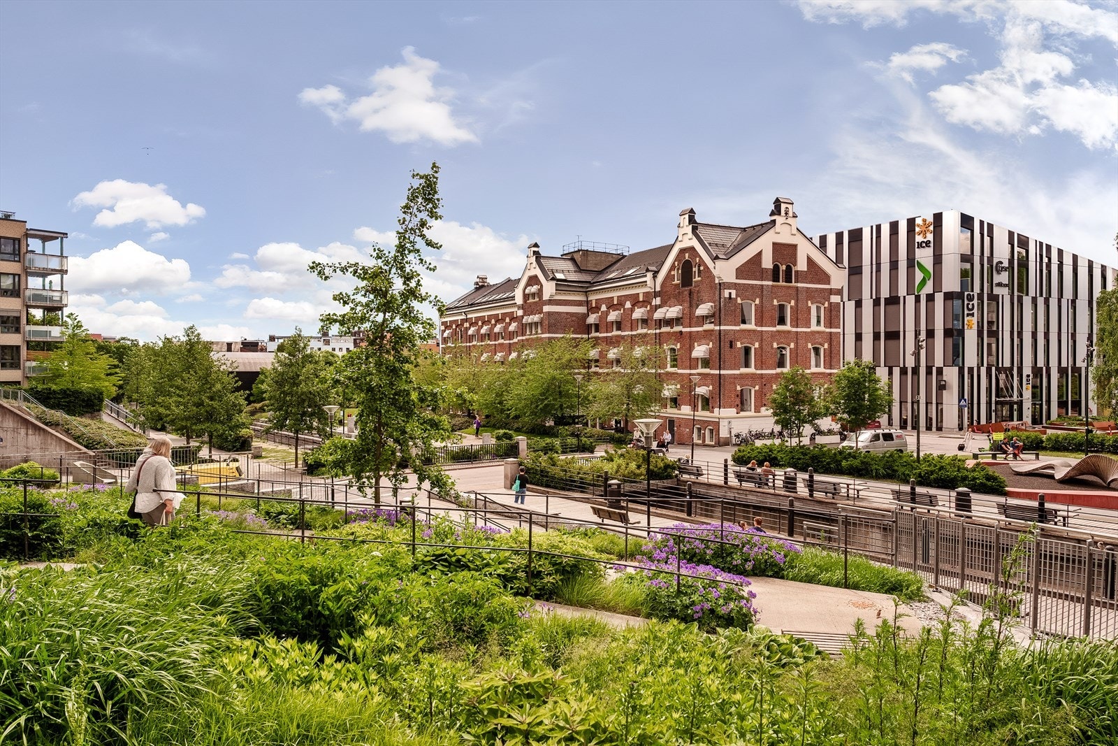 Bilde av Nydalen Utepark. Langs elven kan man gå eller sykle i grønne omgivelser, helt fra Maridalsvannet til Bjørvika. Galleribilde