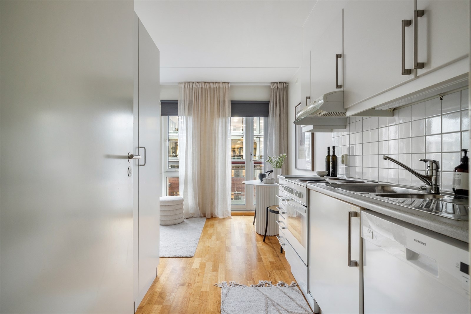 Tilknyttet til kjøkkenet medfølger et praktisk glassbygget skap. Galleribilde