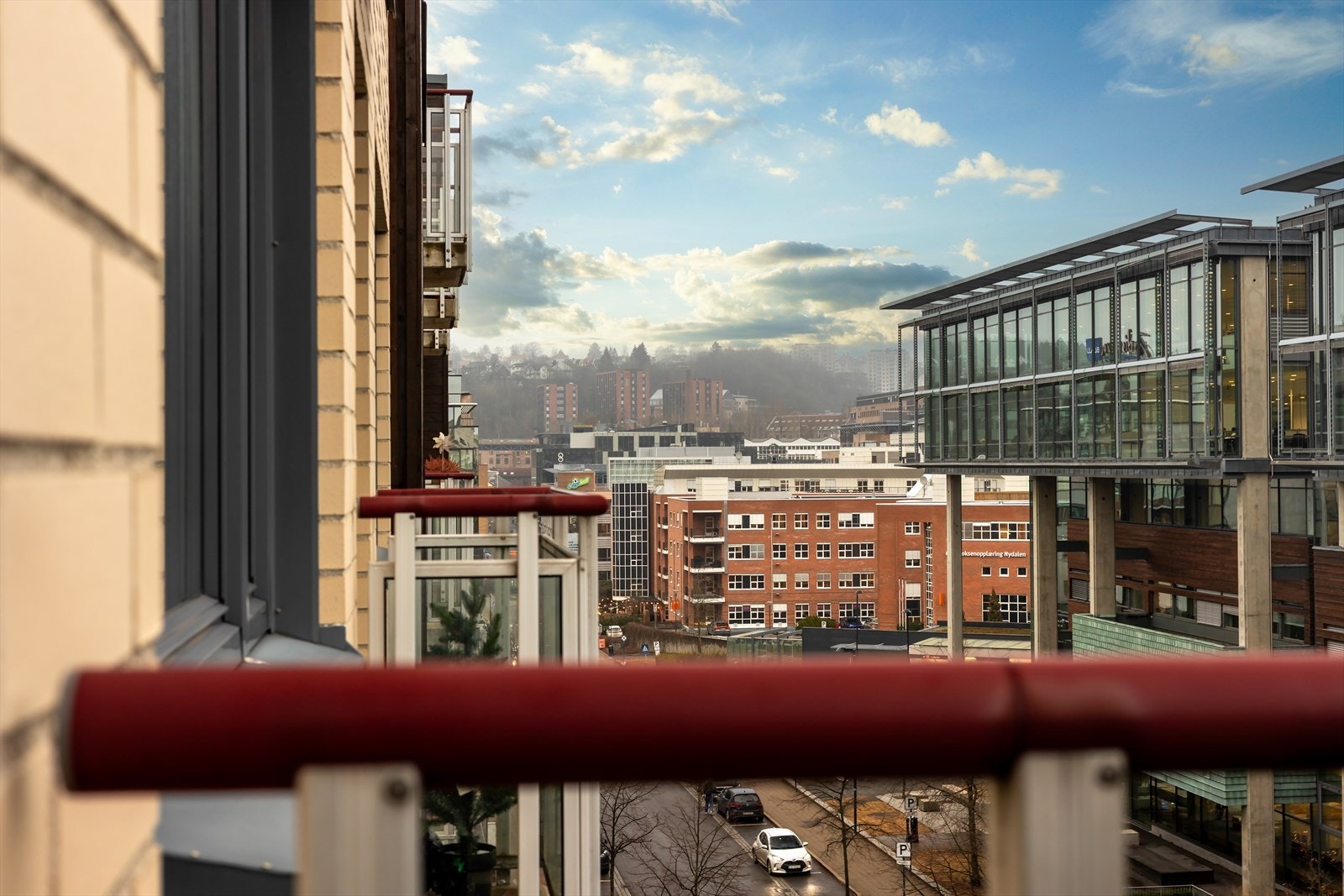 Fra balkongen har du utsyn over det urbane og moderne miljøet i Nydalen., samt nabobygget BI. Galleribilde