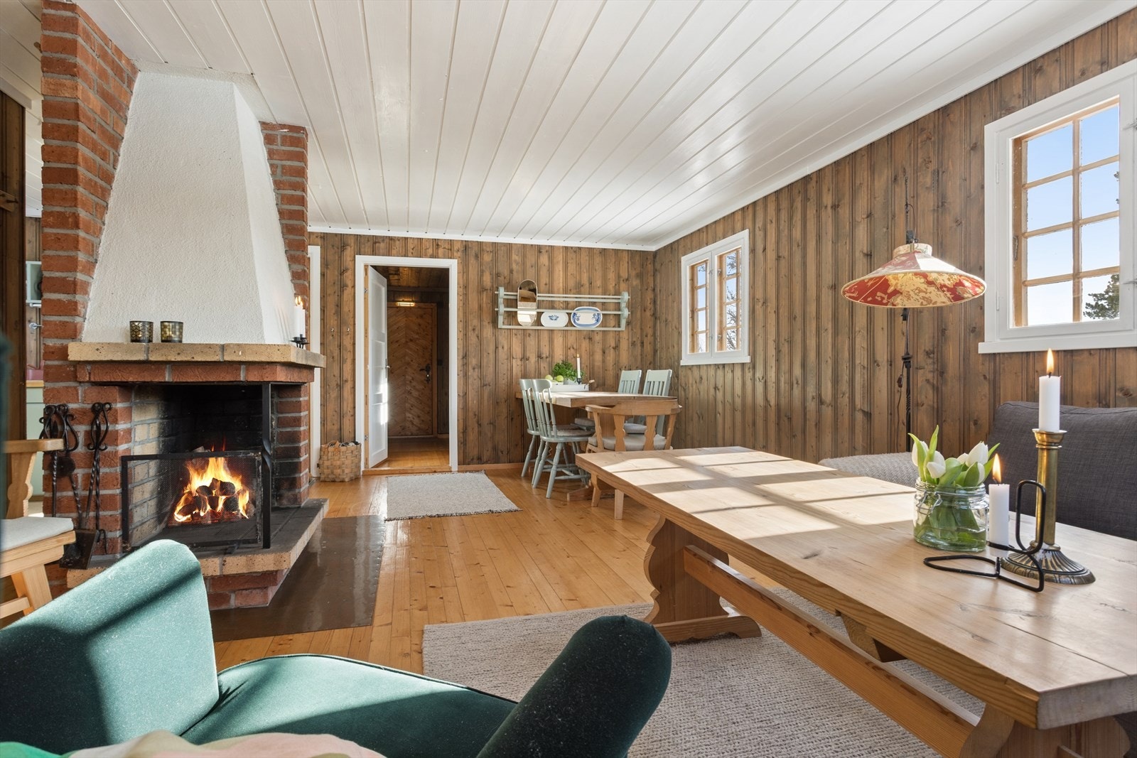 Meget hyggelig stue som er romslig og lett å møblere med plass til en stor sofagruppe. Galleribilde
