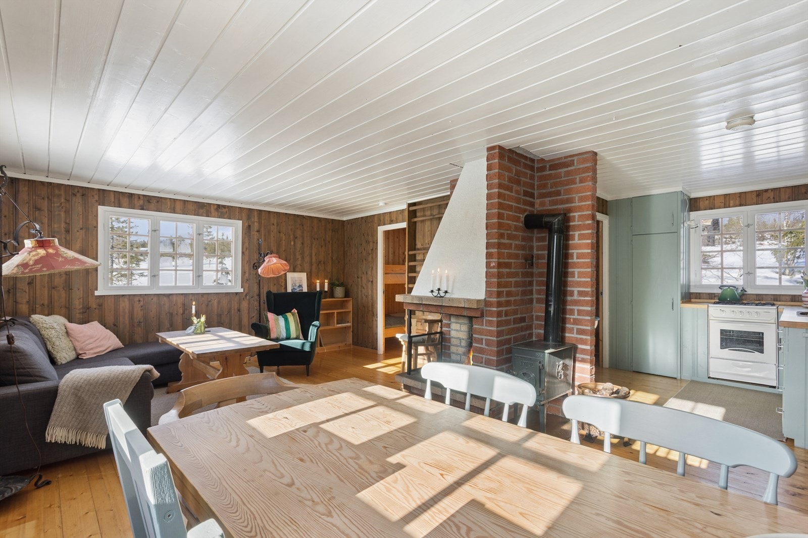 Hytta har et tradisjonelt og hyggelig interiør med trepanel på vegg og i himmling, samt heltre gulv. Galleribilde