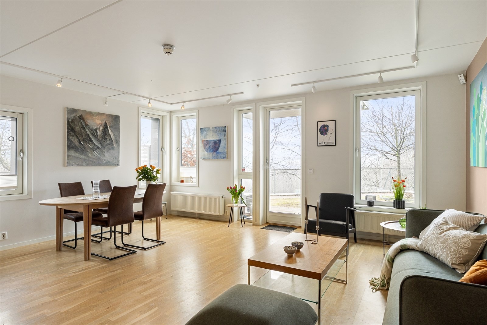 Som endeleilighet har boligen et utvidet vindusareal som gir rikelig med naturlig lysinnslipp fra flere himmelretninger, noe som bidrar til en lys og luftig atmosfære gjennom hele dagen. Galleribilde