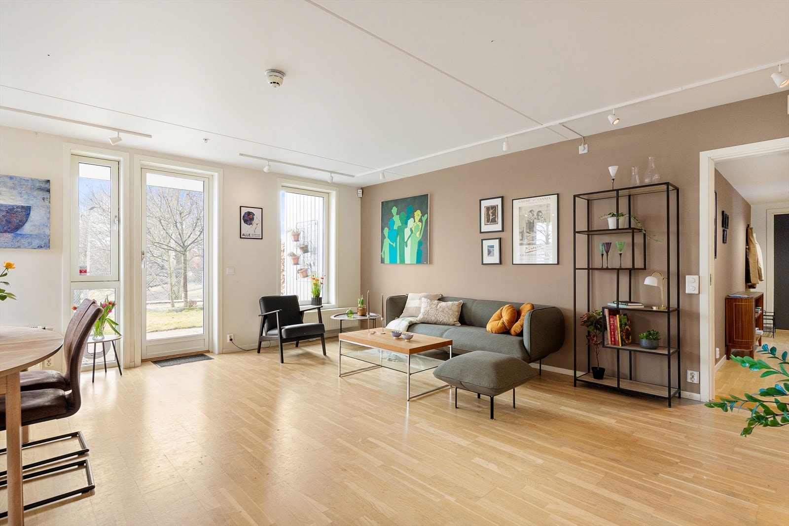 Stuen er lys og luftig med store vindusflater som sørger for rikelig med innslipp av naturlig lys. Galleribilde