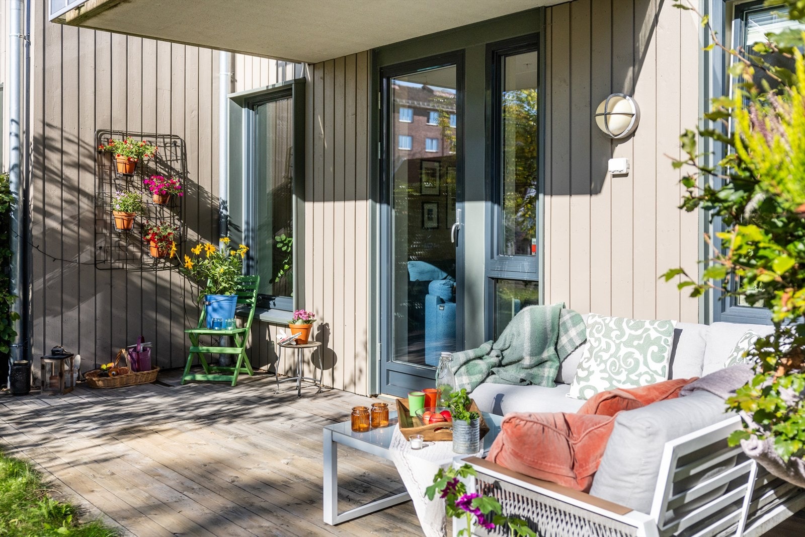 Her er det god plass til utemøbler, beplantning og grill, slik at du enkelt kan skape en hyggelig og skjermet uteoase. Galleribilde