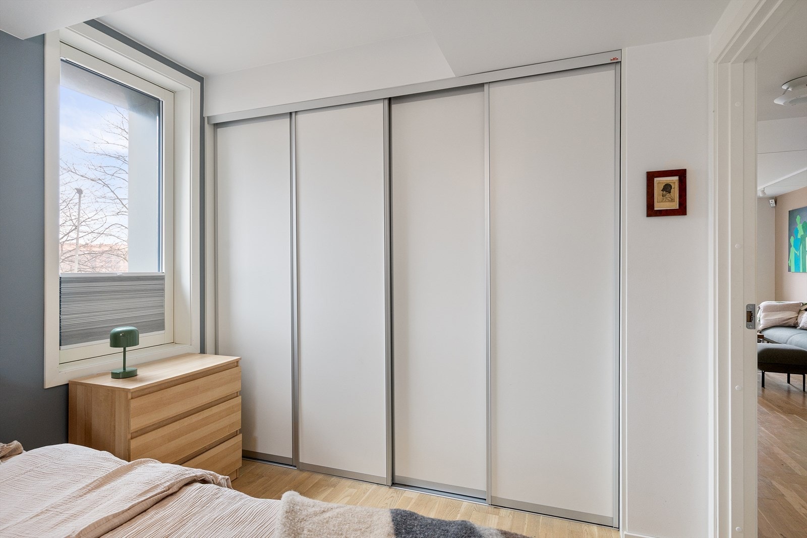 Rommet har også rikelig med oppbevaringsplass i en romslig skyvedørsgarderobe. Galleribilde