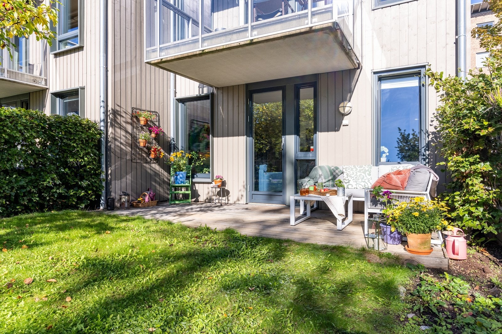 Fra stuen er det direkte utgang til en romslig og særdeles innbydende terrasse på 14 m², med gode solforhold som gir et attraktivt uterom store deler av dagen. Galleribilde