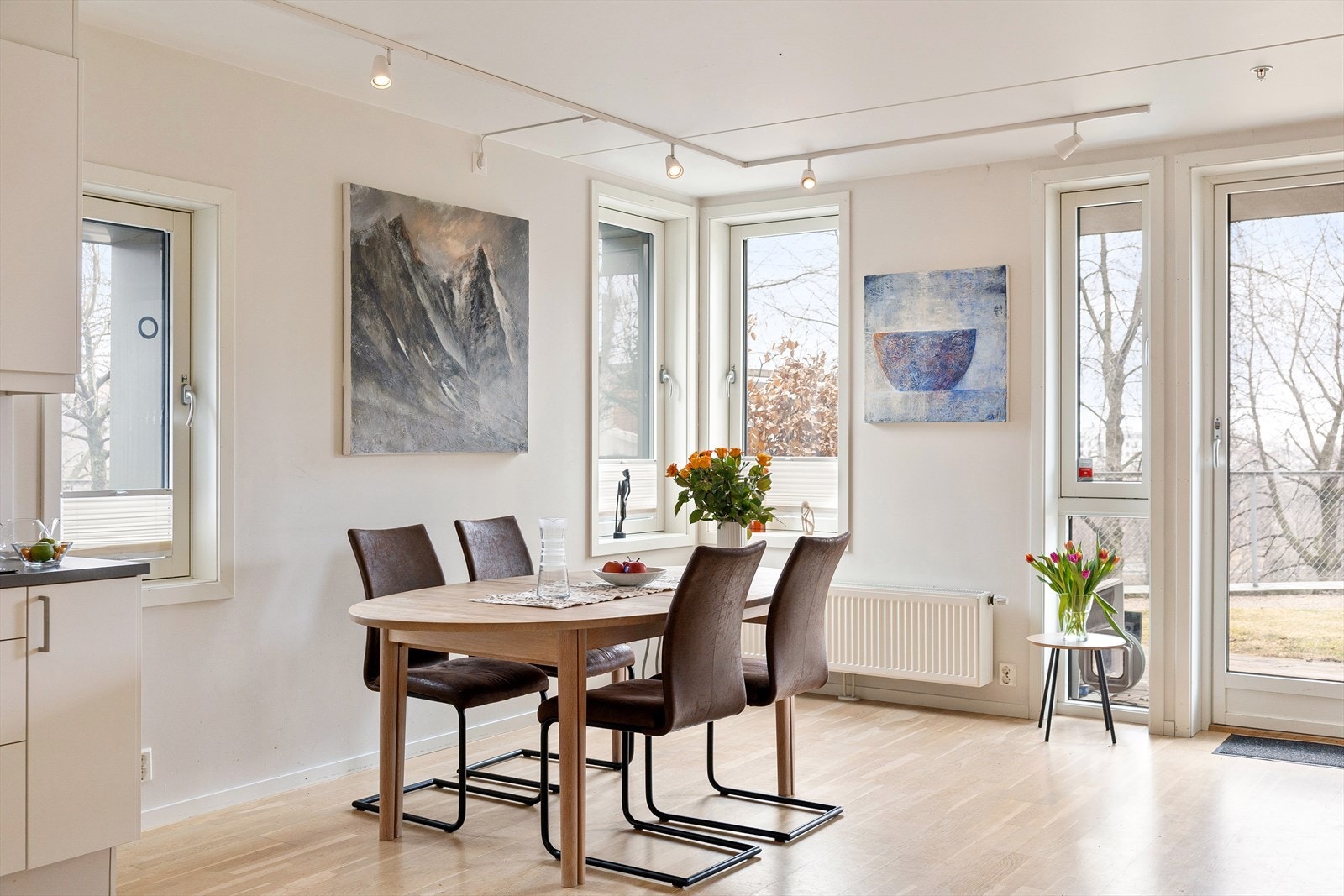 Stuen har også god plass til et hyggelig spisebord, som danner en naturlig ramme for sosiale sammenkomster og innbyr til å samle gjester. Galleribilde
