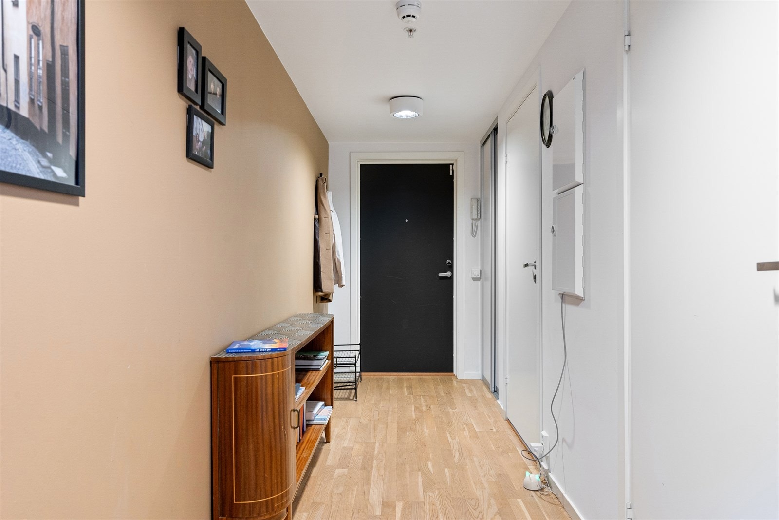 Leiligheten har en innbydende entré som skaper et umiddelbart godt førsteinntrykk. Oppgangen har porttelefon. Galleribilde