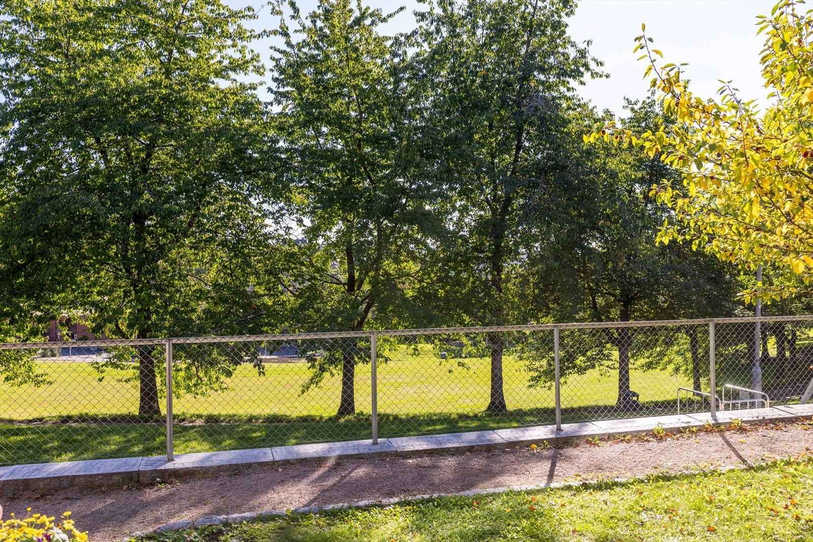 Leiligheten ligger i umiddelbar nærhet til Myraløkka, en idyllisk park langs Akerselva med grønne omgivelser, turstier og rekreasjonsmuligheter året rundt. Galleribilde